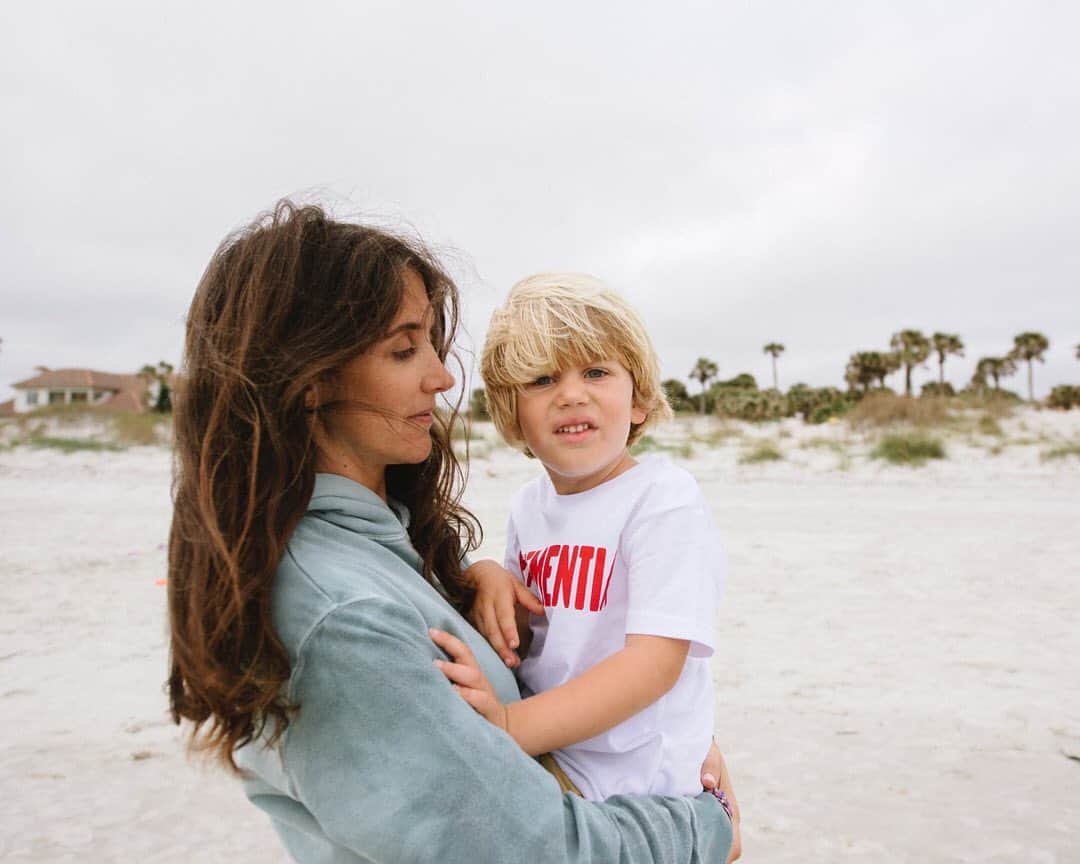 ダニジョーのインスタグラム：「Easy like Sunday morning 🥥🐚🤍」