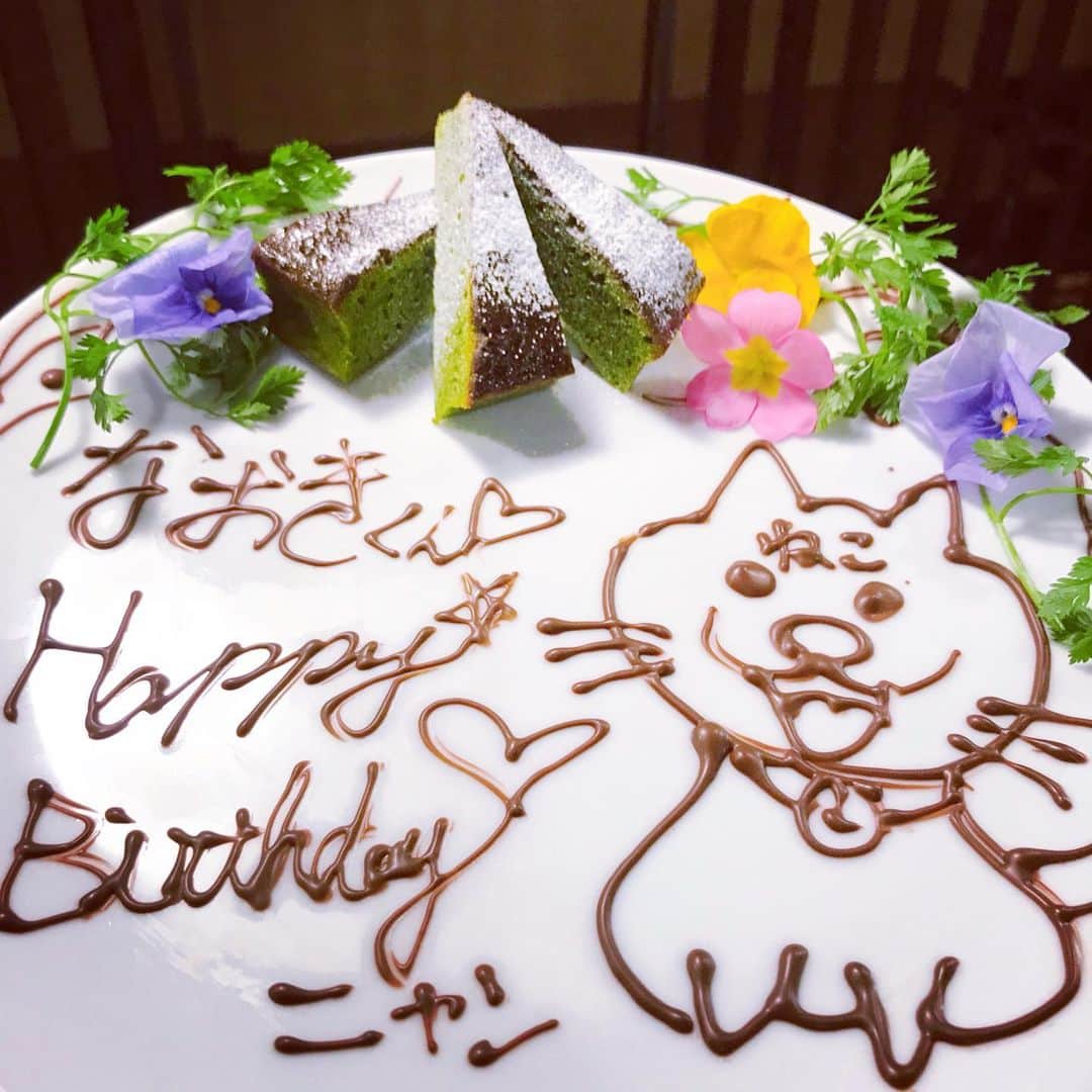 のインスタグラム：「まいど九州魂（くすだま）天王寺店です！  はい、いつもの猫ちゃんですね。  インスタでは、それは素晴らしいチョコアーティストさんが沢山いるわけで、その方たちはコレを見てどう思ってるのでしょうか？笑  明日もご来店待ってるニャン！  #阿倍野居酒屋 #阿倍野グルメ #天王寺グルメ #天王寺居酒屋 #B級グルメ #九州居酒屋 #博多もつ鍋」