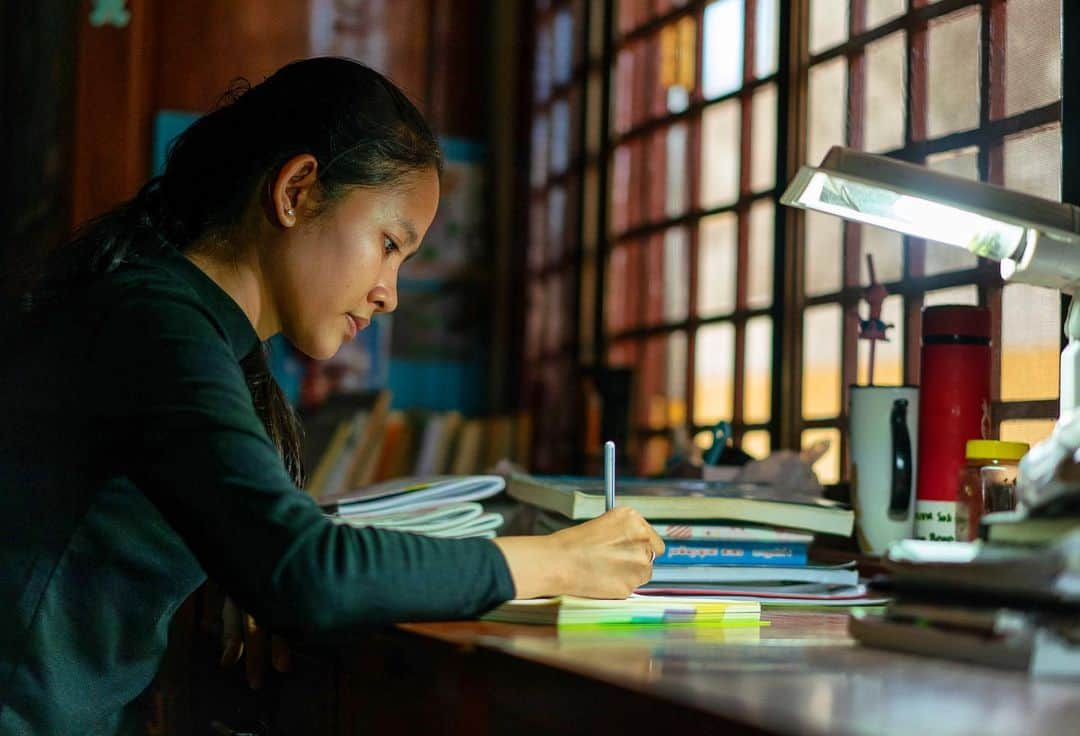 ミシェル・オバマさんのインスタグラム写真 - (ミシェル・オバマInstagram)「Today is International #EducationDay, so I’m taking some time to celebrate the perseverance of students and teachers around the world. Over the past year, the pandemic has presented so many new obstacles to education—some students have faced school closures, others have had to find a way to set up remote learning through radio or cell services. It’s a sad truth that girls are especially vulnerable during times of crisis: Early studies predict that, around the world, 20 million girls of secondary school age may never return to school because of the pandemic. We can’t let that happen. Thankfully, organizations in the @GirlsOpportunityAlliance community are doing everything they can to keep girls in school. The @TheHarpswellFoundation has provided tech support for girls in Cambodia so they can learn online, while @WomensGlobal has helped deliver food and essential supplies to girls and their families in Kenya. And, now, we have two new projects in Rwanda and Ghana that we’re supporting through our Girls Opportunity Alliance Fund. This work could not be more important, and I hope you’ll show them your support by clicking the link in my bio.」1月25日 2時02分 - michelleobama