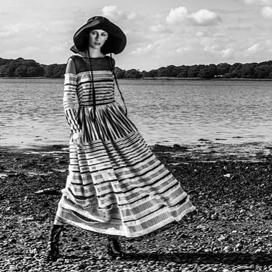 アマンダ ウェイクリーのインスタグラム：「Beautifully monochrome...The ribbon embroidery midi @vulkanmag  Photographer:@juliaflitphotigraphy Stylist: @lauraparkesstyling_   #monochromestyle #embroidery #fringing #statementdress #cocktaildress  #monochrome」