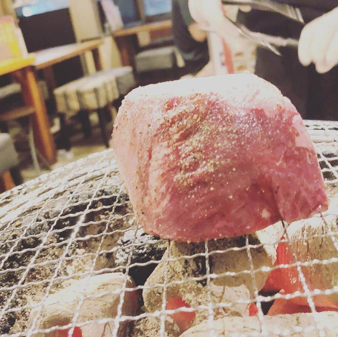 JOJO（ものまね）さんのインスタグラム写真 - (JOJO（ものまね）Instagram)「【厚切りタン🍖】💕 . ヤバい(*´﹃｀*)💕 ヨダレが止まらない😭😭😭💦 . お姉さんは切りずらそうだったけど 歯で簡単に噛み切れたし 美味しかったなぁ〜😋😋😋💕 . さっきから胃が活発に動いております🤣 深夜の食テロごめんなさいね♥️ (๑>؂•̀๑)ﾃﾍﾍﾟﾛ笑 . 早くコロナ落ち着いてぇー😭💦 . 元通りとまではいかなくても 自由にお肉を食べられる世界をぉぉぉぉぉ!!!!ヽ(`Д´)ﾉ!!!! . 取り戻しゅｯｯ‼️💪(´･_･`💪)✨笑 ↑一時期流行った(?)やつ🤣🤣w . . #jujuのそっくりさんjojo #お肉 #肉 #にく ニクぅぅ〜😆👍✨#肉食 肉肉肉 #肉うまい #肉大好き #肉好き女子 #肉スタグラム #肉食系女子 #肉食女子 #肉食系 😋✨#牛さんありがとう 🐮🐄🐂🐃🐮✨#🐮 #🐄 #niku  #nikustagram #meat 🍖💗#グルメ #グルメ女子 #グルメ好きな人と繋がりたい 💕#食スタグラム #焼肉好きな人と繋がりたい ❤️#お肉大好き ぃ〜💕😆💕 #お肉最高 #お肉好きな人と繋がりたい (*´꒳`*)💕 #食テロ #深夜の飯テロ #食テログラム #食テロリスト 🍖🥩✨🔫( ˙-˙ )ﾁｬｷｯ🔫 (′ω’ 🔫)ﾊﾞｷｭﾝ!」1月25日 2時24分 - jojo_monomane