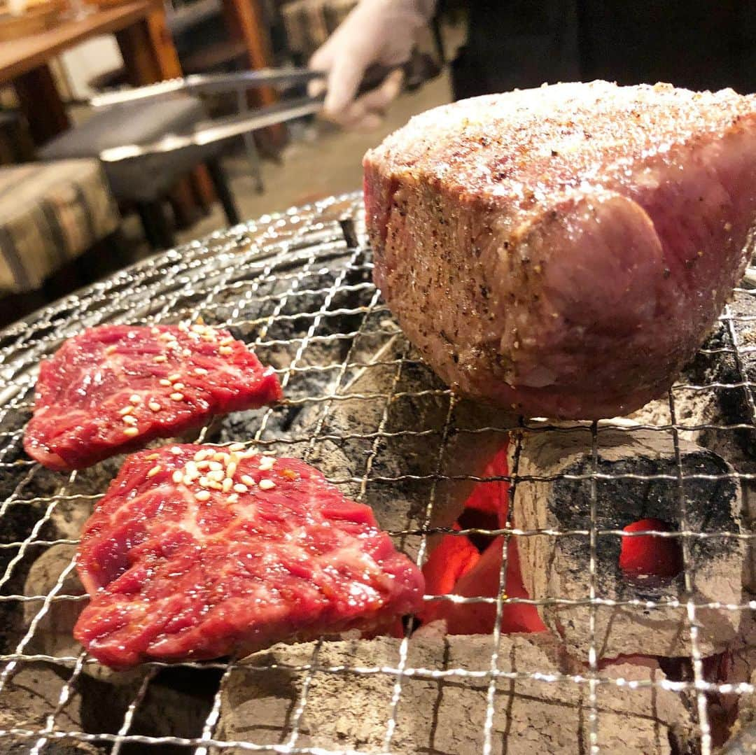 JOJO（ものまね）さんのインスタグラム写真 - (JOJO（ものまね）Instagram)「【厚切りタン🍖】💕 . ヤバい(*´﹃｀*)💕 ヨダレが止まらない😭😭😭💦 . お姉さんは切りずらそうだったけど 歯で簡単に噛み切れたし 美味しかったなぁ〜😋😋😋💕 . さっきから胃が活発に動いております🤣 深夜の食テロごめんなさいね♥️ (๑>؂•̀๑)ﾃﾍﾍﾟﾛ笑 . 早くコロナ落ち着いてぇー😭💦 . 元通りとまではいかなくても 自由にお肉を食べられる世界をぉぉぉぉぉ!!!!ヽ(`Д´)ﾉ!!!! . 取り戻しゅｯｯ‼️💪(´･_･`💪)✨笑 ↑一時期流行った(?)やつ🤣🤣w . . #jujuのそっくりさんjojo #お肉 #肉 #にく ニクぅぅ〜😆👍✨#肉食 肉肉肉 #肉うまい #肉大好き #肉好き女子 #肉スタグラム #肉食系女子 #肉食女子 #肉食系 😋✨#牛さんありがとう 🐮🐄🐂🐃🐮✨#🐮 #🐄 #niku  #nikustagram #meat 🍖💗#グルメ #グルメ女子 #グルメ好きな人と繋がりたい 💕#食スタグラム #焼肉好きな人と繋がりたい ❤️#お肉大好き ぃ〜💕😆💕 #お肉最高 #お肉好きな人と繋がりたい (*´꒳`*)💕 #食テロ #深夜の飯テロ #食テログラム #食テロリスト 🍖🥩✨🔫( ˙-˙ )ﾁｬｷｯ🔫 (′ω’ 🔫)ﾊﾞｷｭﾝ!」1月25日 2時24分 - jojo_monomane