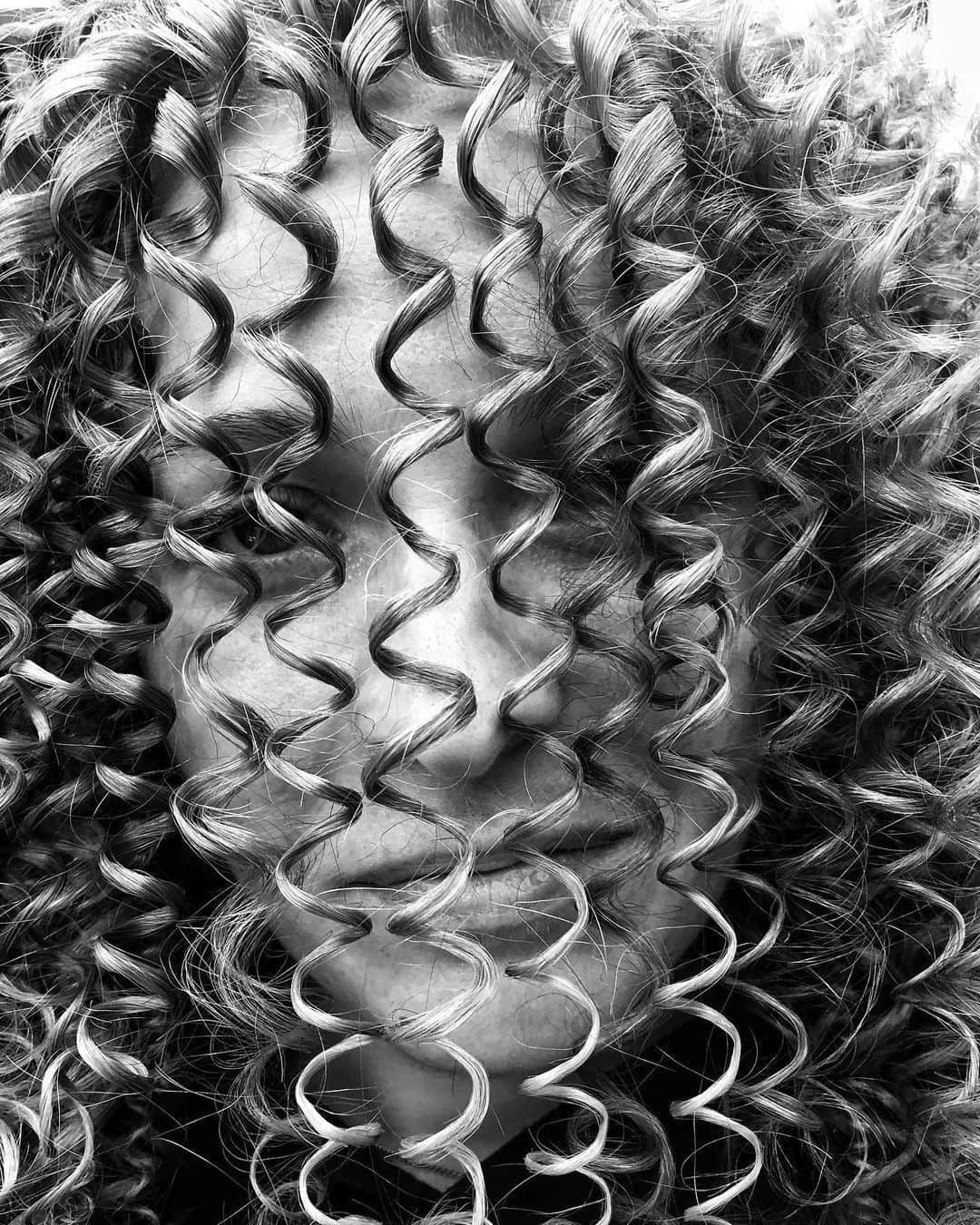 Sam Villaさんのインスタグラム写真 - (Sam VillaInstagram)「These #curls have left us #speechless. ⠀ ⠀ Texture is #beautiful. From enhancing a client's #naturaltexture to creating #texture, share your favorite #productcocktail in the comments and what you use it to #create! ⠀ ⠀ #hair by @__annatsao__.」1月25日 2時25分 - samvillahair