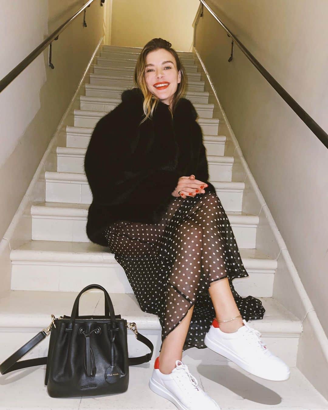 Cole Haanのインスタグラム：「Entrepreneur @carrie_barber of @makebeautyofficial always looks effortlessly stylish. It's extra easy with our GrandPrø Rally Court Sneakers and Grand Ambition Small Bucket Bag.」