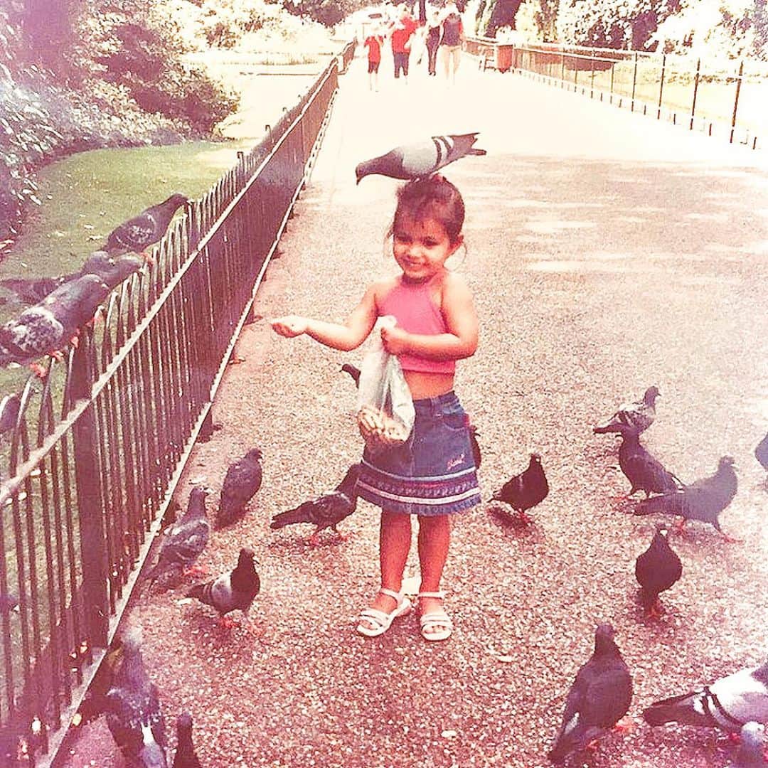アマニ・ファンシーのインスタグラム：「Weirder now or weirder then? 🐦」