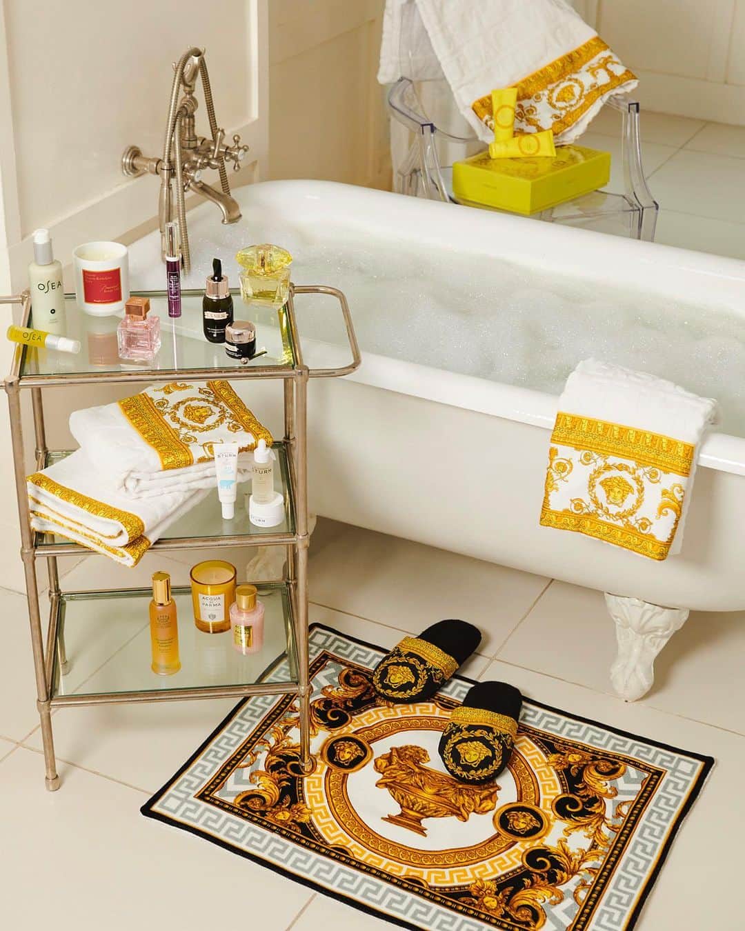 Bloomingdale'sさんのインスタグラム写真 - (Bloomingdale'sInstagram)「Which spa-worthy bath are you soaking in: classic @matouklinens, colorful @missoni, or glam @versace? 🛁」1月25日 2時31分 - bloomingdales