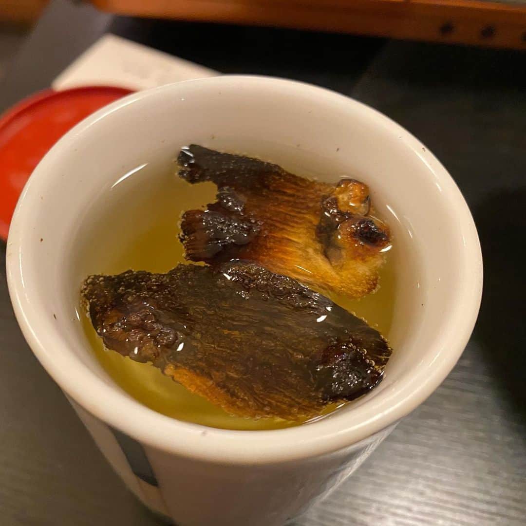 菊田早苗さんのインスタグラム写真 - (菊田早苗Instagram)「最近、ふぐヒレ酒にはまってしまい。 美味すぎる出汁の効いた酒。これは参った。  そしてあんこう鍋がとてもいい季節。  #ふぐヒレ酒 #あんこう鍋 #時短少数飲み」1月25日 2時42分 - sanae.kikuta
