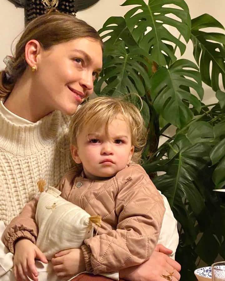 アリゾナ・ミューズのインスタグラム：「Cy: Does January end?」