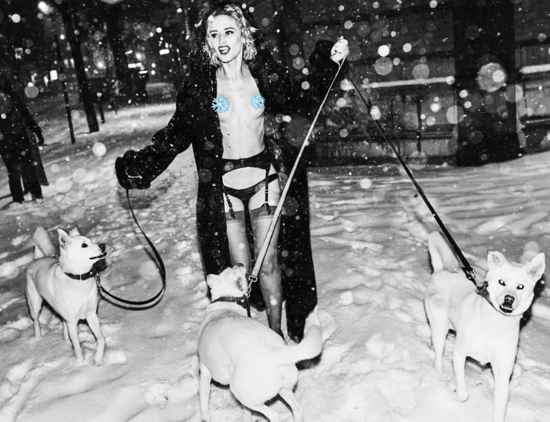 エレン・ヴォン・アンワースのインスタグラム：「Walking the dogs 🐕❄️✨ @artistmnyc💋  #snowangel #winterwonderland」