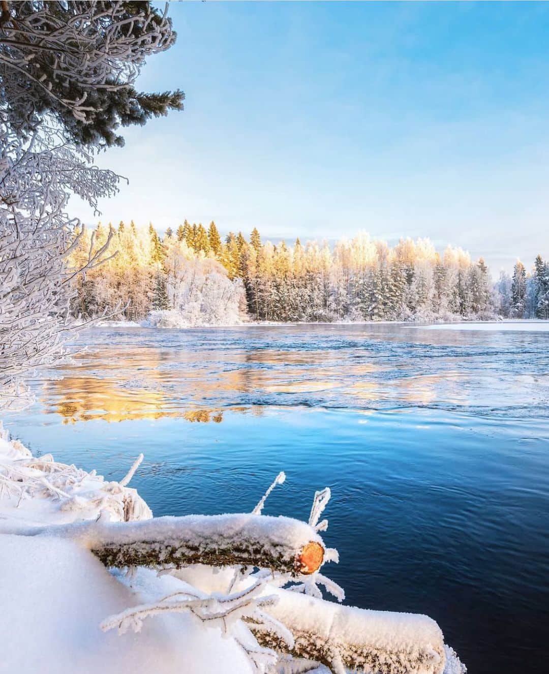 フィンランド政府観光局さんのインスタグラム写真 - (フィンランド政府観光局Instagram)「青い湖と白い雪💙🤍🇫🇮 ． @jukkapaa さんの写真。Kiitos!」1月25日 2時51分 - visitfinlandjapan