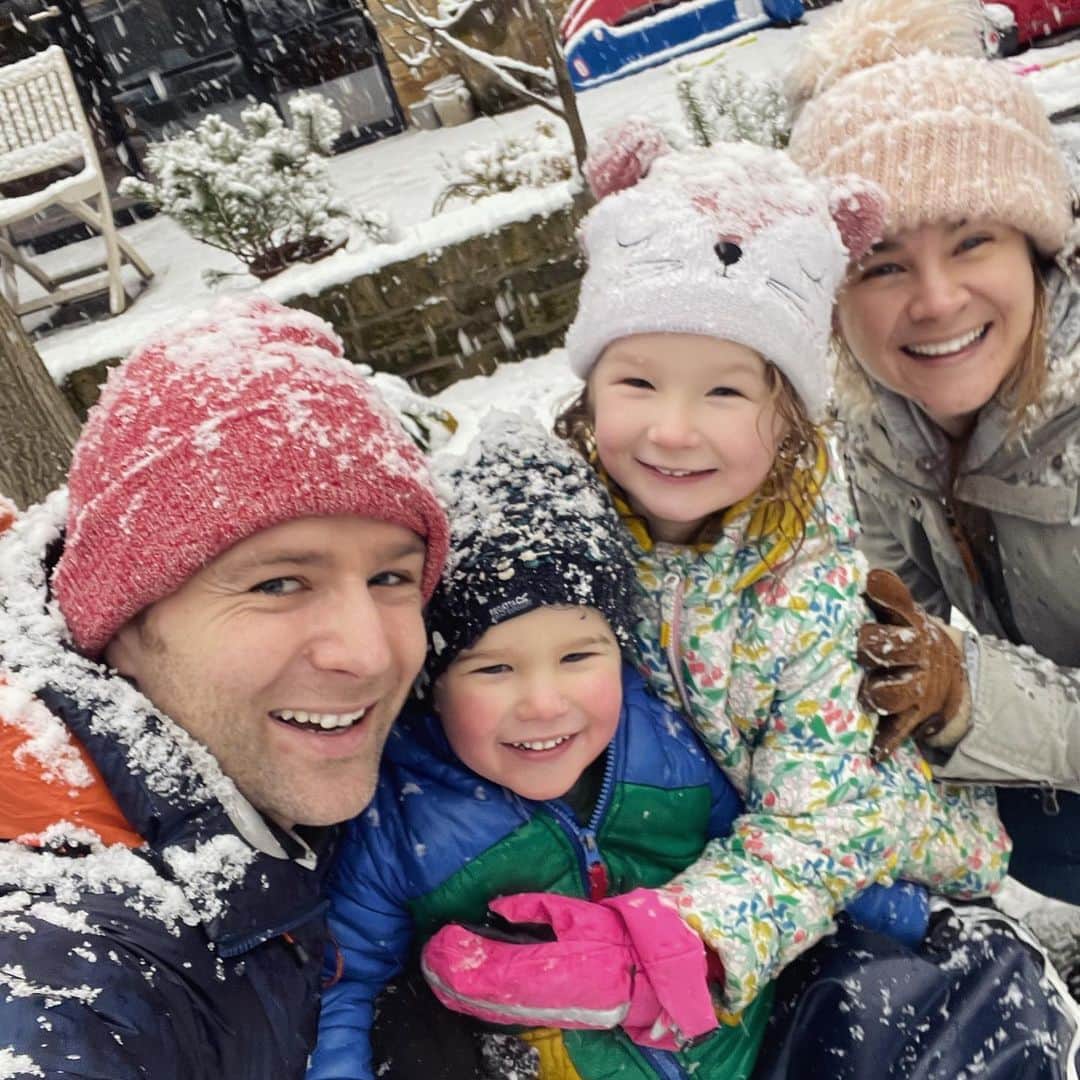 ハリー・ジャッドさんのインスタグラム写真 - (ハリー・ジャッドInstagram)「What an epic day! Anyone else’s first time as a family in the snow?! ☃️」1月25日 2時59分 - harryjudd