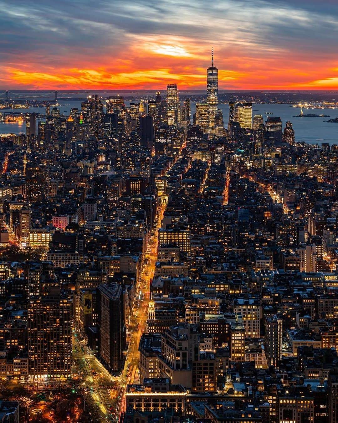 Empire State Buildingのインスタグラム：「Sunday sunsets ✨ ⠀⠀⠀⠀⠀⠀⠀⠀⠀  📷: @kingy27nyc #EmpireStateBuilding」