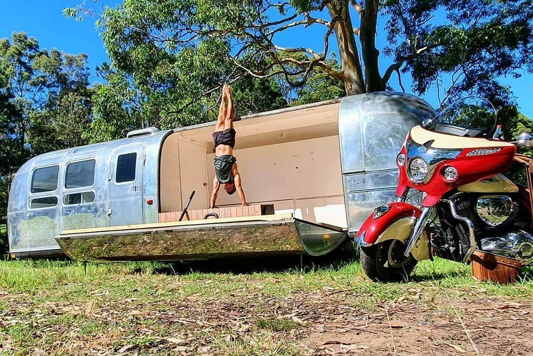 マサ・ヤマグチのインスタグラム：「What could be better than working out  surrounded by the beautiful Australian Countryside in an iconic American Airstream. Three of my favourite things exercise, motorbikes and van life.   #airstream #American #history #indianbikes #kettlebellworkout #steelmaceflow #mymethod #bioglanau #strengthtraining #fit #actorslife #stuntman #family #friends」