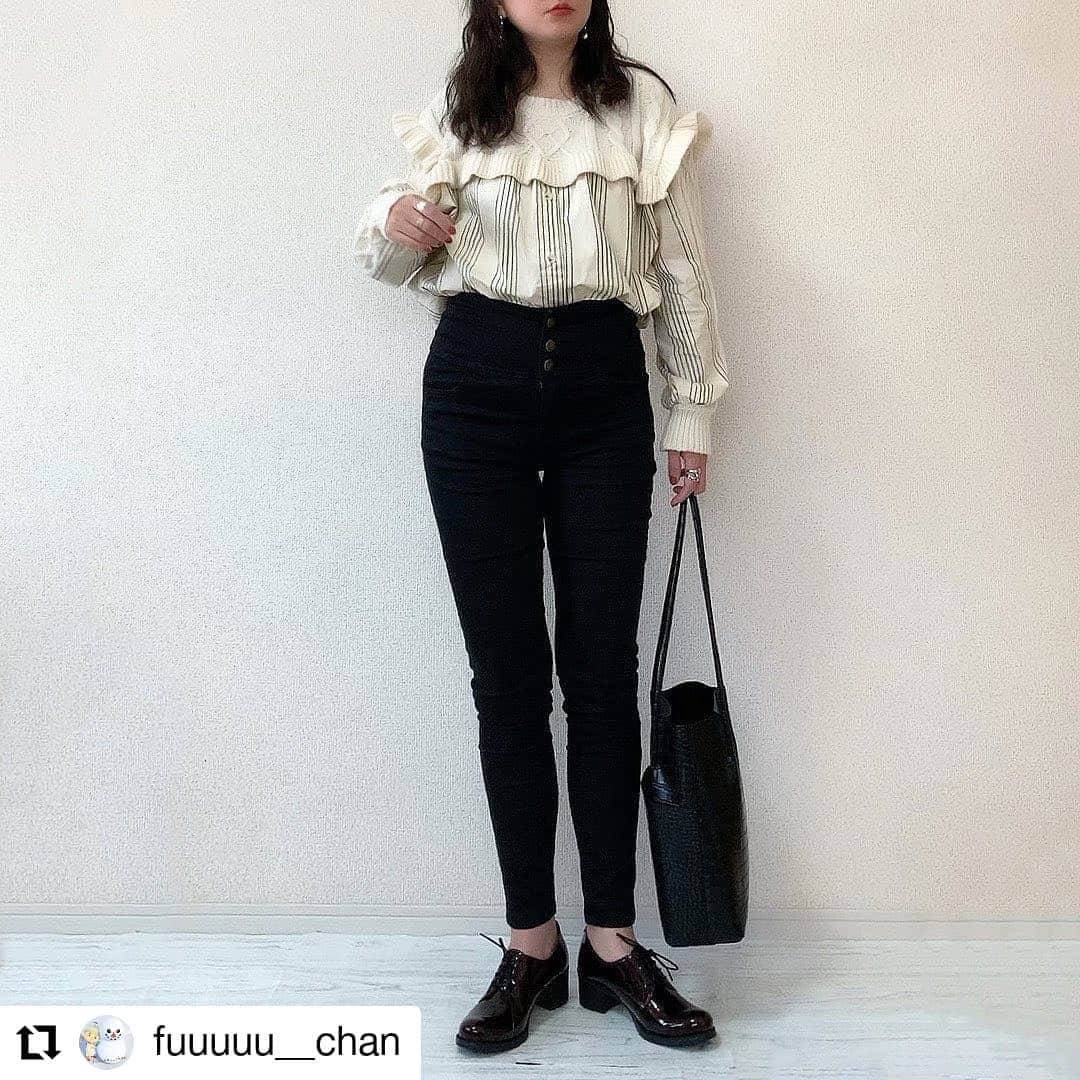 ハニーズ公式さんのインスタグラム写真 - (ハニーズ公式Instagram)「#Repost @fuuuuu__chan﻿ • • • • • •﻿ ﻿ @fuuuuu__chanさんの投稿です。﻿ 素敵な投稿ありがとうございます。﻿ ﻿ • • • • • •﻿ ﻿ ﻿﻿ @honeysofficial コーデ🍯﻿﻿ ﻿﻿ 🔖【ハイウエストスキニー】586-72-0238 / ｸﾛ﻿﻿ ﻿﻿ フロントの3つボタンがアクセントになった﻿﻿ ハイウエストスキニーでスタイルアップ⤴️﻿﻿ ストレッチも効いていて履き心地抜群です🙆‍♀️❤️﻿﻿ ﻿﻿ #ハニーズ﻿﻿ #Honeys﻿﻿ #PR﻿﻿ ﻿﻿ ﻿﻿ 私物:トップス・バッグ・靴﻿ ﻿﻿ ﻿﻿ ﻿﻿ ﻿﻿ ﻿﻿ ﻿﻿ ﻿﻿ ﻿ ♔♔♔♔♔♔♔♔♔♔♔♔♔♔♔♔♔♔♔♔♔♔﻿﻿ #ママコーデ #プチプラ #mineby3mootd  #大人カジュアル #mamagirl #低身長コーデ #着回しコーデ #おちびさんと繋がりたい #partegram #jerryna #mineプチプラ部 #プチプラコーデ #プチプラファッション #ママファッション #ママファッションプチプラ #locari #gu神mania #おちびコーデ #おちびの輪 #sサイズコーデ #ハニジョ #ハニマニ #デザインニット #黒スキニー #黒スキニーコーデ #lanafee」1月24日 18時01分 - honeysofficial