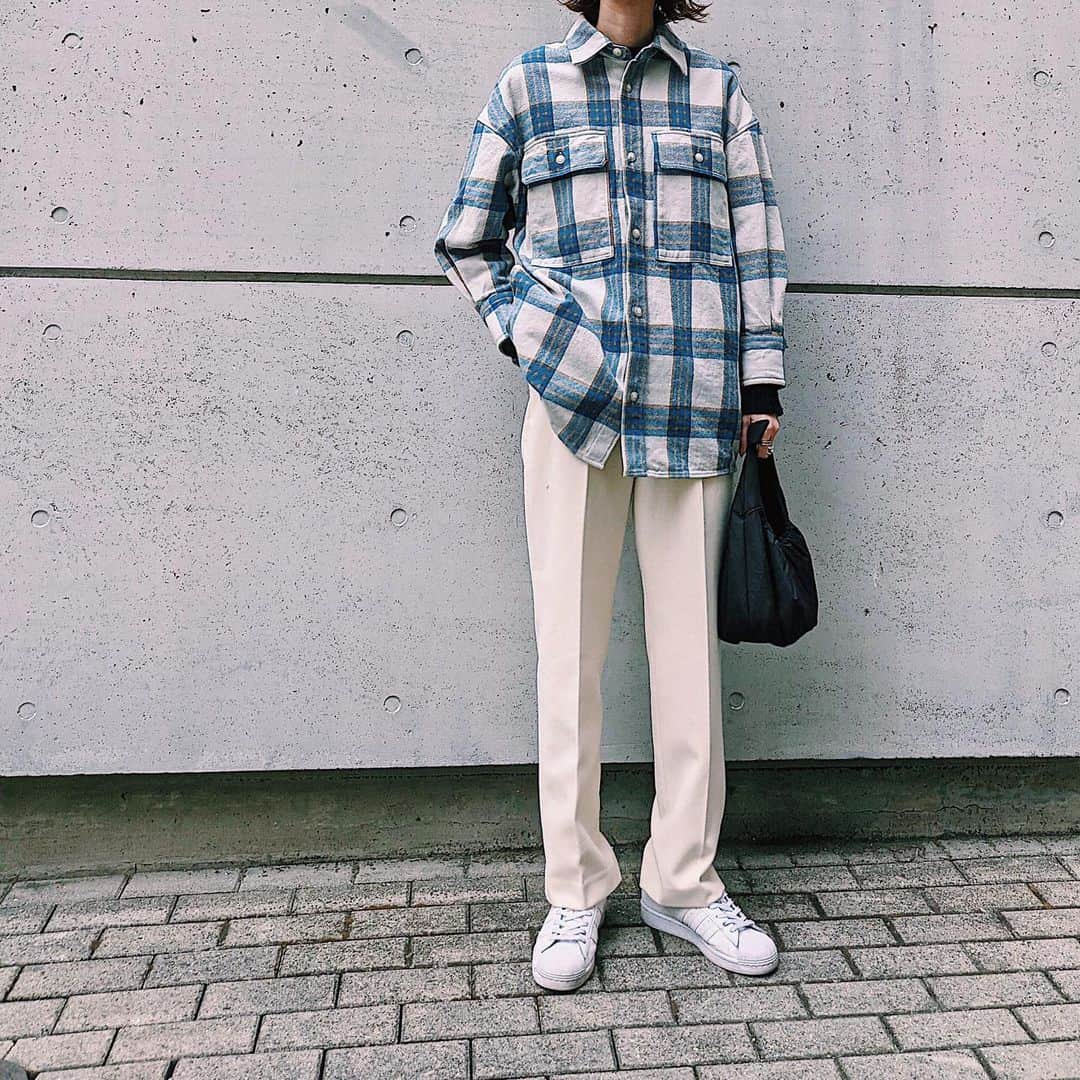 maai0528のインスタグラム：「〻👩🏼‍🦱🦕🦋🧊 Blue✖︎ White‥🍿 こういう格好も好き♡ ． チェックSHって 何枚あっても役立つよね☺︎ ． ． #fashion  #MOUSSY #MOUSSYSNAP  #teampixel #baroque_pixel #pixelで撮影」