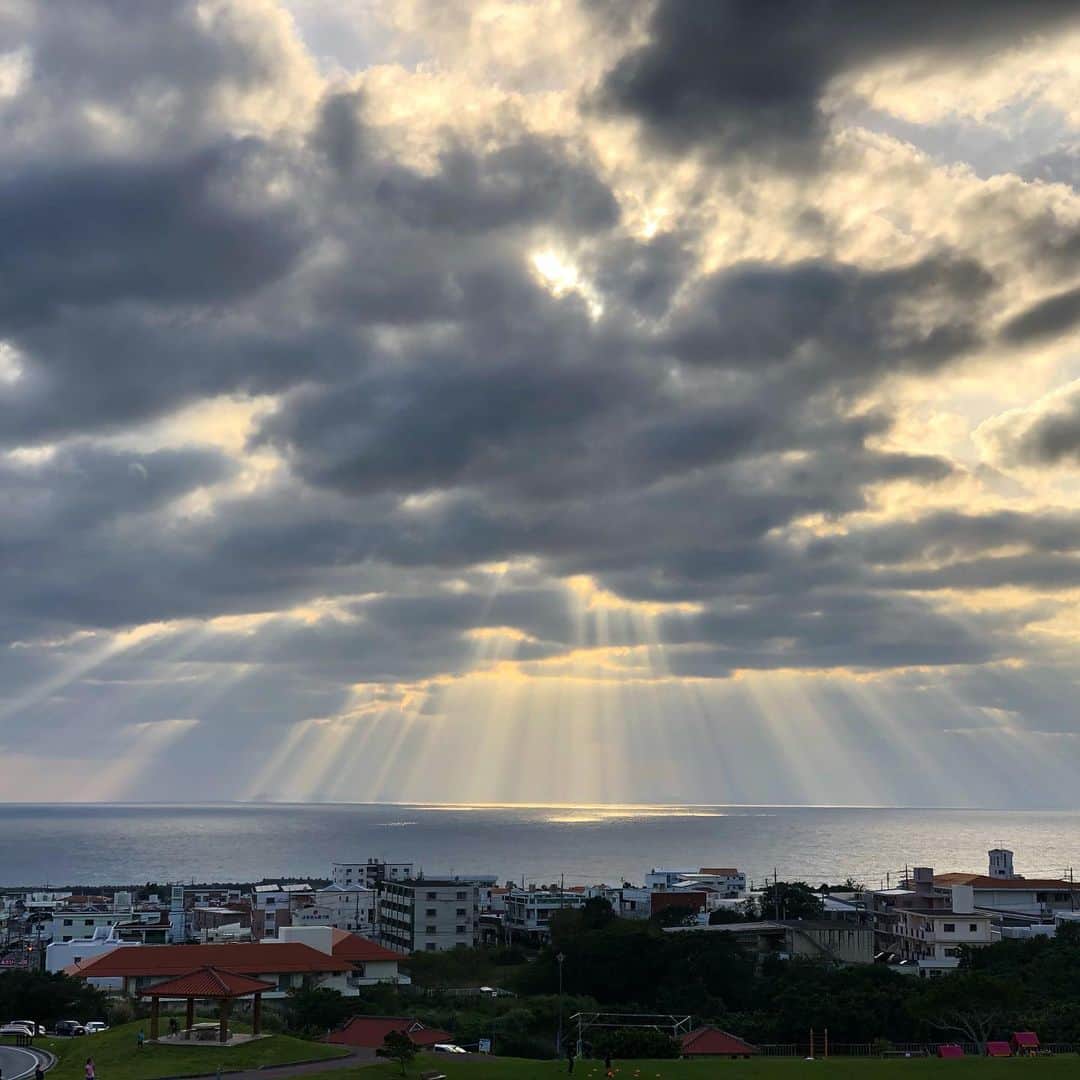 田中律子さんのインスタグラム写真 - (田中律子Instagram)「天使のはしご👼  雲のあいだから、太陽の光が何本も海に差し込んで、ホントに天使のはしごみたい✨👼  キレイだったから、丘の上に車を止めて思わず写真撮ってしまった🤳  #okinawa #okinawalife  #beachlife  #lifeisbeautiful  #beautifulplaces  #天使の梯子」1月24日 18時03分 - ri2kotanaka