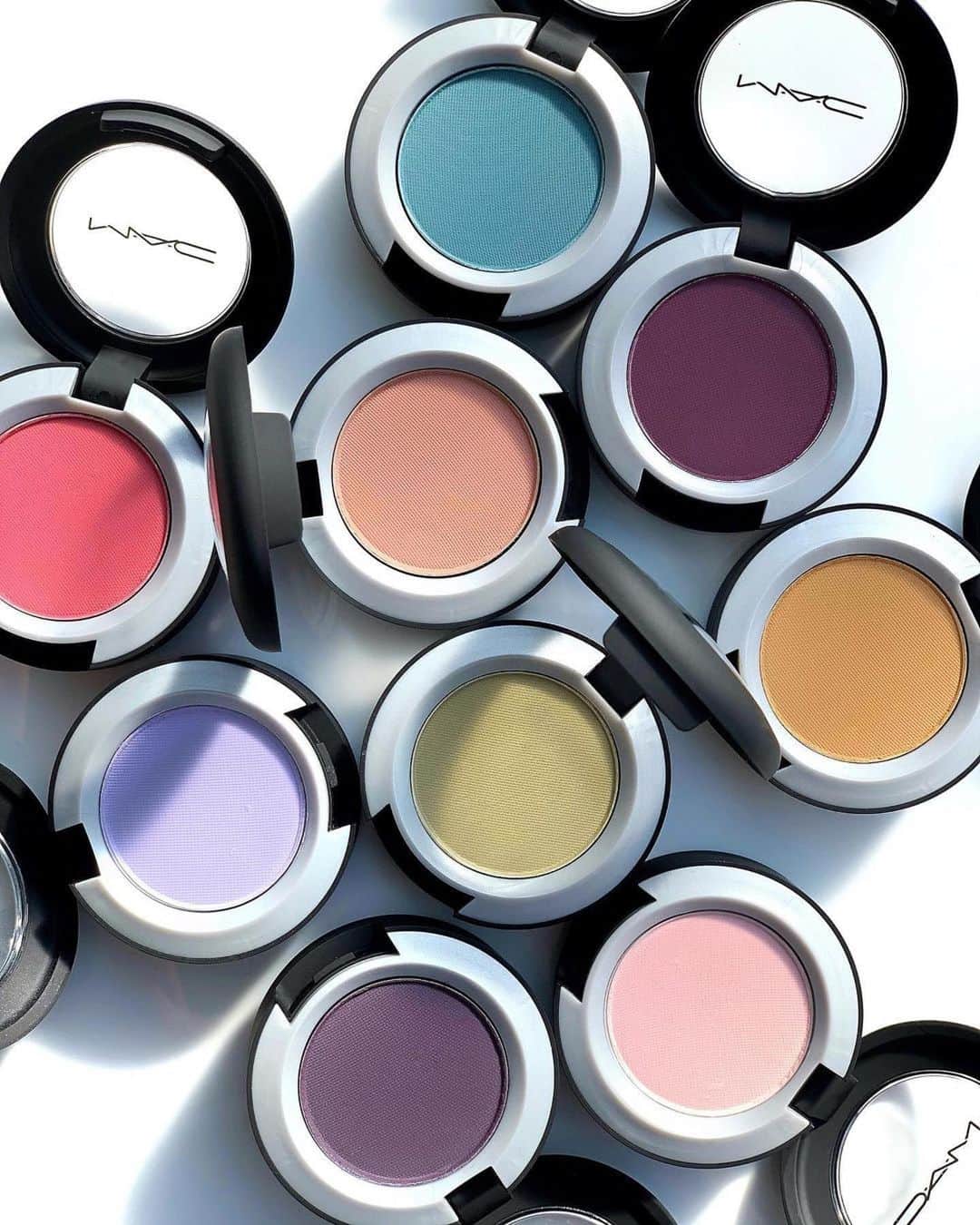 M∙A∙C Cosmetics Japanのインスタグラム：「大胆ながらも柔らかなつけ心地を叶えるパウダー キス アイシャドウ✨ ベルベットのように、滑らかで軽いつけ心地。崩れにくいウォータープルーフ処方です。 ㅤ ㅤ 数量限定 SPECIAL GIFT🎁 全国のM·A·Cカウンター＆公式オンランショップにおいて、税込¥9,900以上お買いあげで「オリジナルポーチ」をプレゼントいたします。 さらに！公式オンランショップ限定で、税込¥13,200以上お買いあげで「ストロボクリーム サンプル」をプレゼントいたします。 ㅤ ポーチサイズ：14 x 11.5 x 4 ㎝ サンプルサイズ：6mL  ㅤ *お1人様1会計につき1点まで、数量限定のためなくなり次第終了です。 *公式オンラインショップでお買いあげの際は、ショッピングカートにプレゼント製品が表示されているかご確認ください。ショッピングカートに表示されない場合は、在庫切れとなります。 ㅤ #MACパウダーキス #MACPowderKiss Regram from @macpro_tokyo」