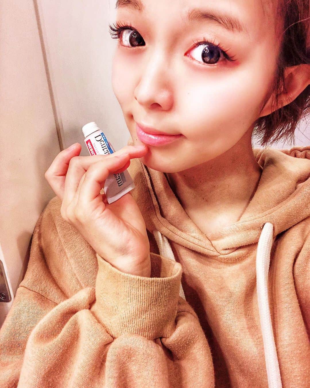 のインスタグラム：「唇の乾燥対策💋デンタルピルクリーム 酷使される唇は肌の皮膚と違って、薄く皮膚を守るバリアが弱い😔 乾燥を放っておくと痒くなったり、血が出たり、マスク生活だから摩擦もひどいですよね 乾燥や栄養不足でおこる唇の酷い荒れは放置せずに、普通のリップクリーム ではなく皮膚薬でケア  ちなみに３歳を目処に使用できるんです‼️弱いステロイドが使われているんです  Lemon Squareさまからいただきました🍋  #デンタルピルクリーム #唇マスク荒れ対策 #口唇炎 #口角炎 #痛ボロくちびる #cchan_girls #lemonsquare🍋 @cchannel_girls @cchannel_lemonsquare #乾燥対策 #美容 #美容オタク #美容好きな人と繋がりたい #美容オタクさんと繋がりたい #読者モデル #読モ #産後11ヶ月 #ママさんと繋がりたい #男の子ママと繋がりたい #プレママさんと繋がりたい #フォロワー募集中　 #コスメレビュー #コスメレポ #おすすめコスメ #おすすめスキンケア　 #pr」
