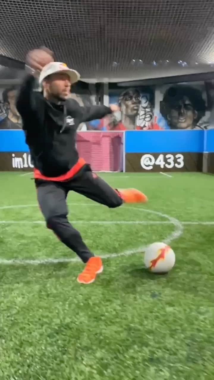ショーン・ガルニエのインスタグラム：「He did a good trickshot no ? 🤔Sorry for the barrel @redbulluae 🤣 #football #trickshot #urbanballer」