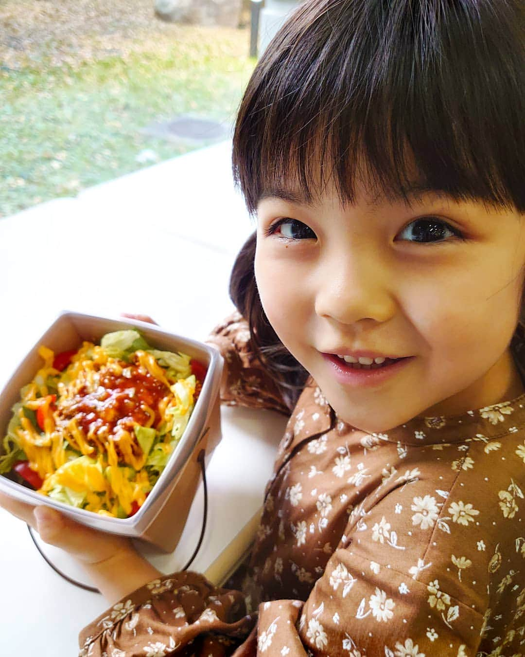 加藤柚凪さんのインスタグラム写真 - (加藤柚凪Instagram)「とある日のロケのお弁当🍱🍵で、初めて聞いたタコライス⁉️🤠💡 スタッフさん「お弁当２種類あるよ～お肉🍖のとタコライス🥗とどっちがいい？」 ゆず「タコが食べたいからタコライス！🐙」 スタッフさん「タコは入ってないんだよ～」 って…初めて知りました😧でもタコが入ってないタコライスも食べてみたくて、初めてのタコライスに挑戦‼️😼🎉おいしいお肉とシャキシャキのレタスとゴハンをまぜてまぜて、一緒に食べたらタコライスと～ってもおいしかったです‼️😆💓またどこかでタコライスあったら食べよ〜っと🥳🎶  #監察医朝顔 #朝顔 #第2シーズン #つぐみちゃん #タコライスあるある🤣 #加藤柚凪  @asagao2_2020 @yuzuna_kato」1月24日 18時10分 - yuzuna_nagase