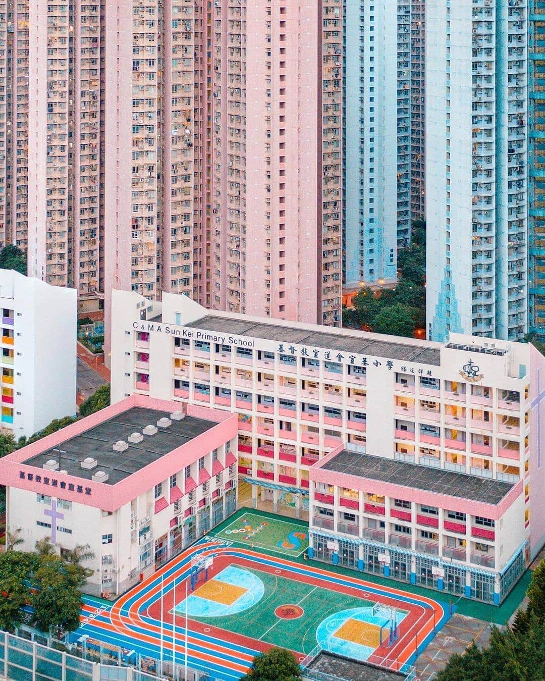 BEAUTIFUL DESTINATIONSさんのインスタグラム写真 - (BEAUTIFUL DESTINATIONSInstagram)「Living in a lego world. 🌈 Hong Kong is a feast for the eyes with stunningly colorful and effortlessly photogenic spots! 😍  As one of the most vibrant cities in the world, it comes as no surprise that it’s home to a medley of eye-catching colors. Some of these notable spots include the Choi Hung Estate, Yick Fat, Sham Shui Po Government Primary School, H.A.N.D.S basketball court, and The Blue House Cluster, just to name a few!  Can you name more colorful and picturesque spots in Hong Kong?  📸 @veeceecheng 📍 Hong Kong」1月24日 18時12分 - beautifuldestinations