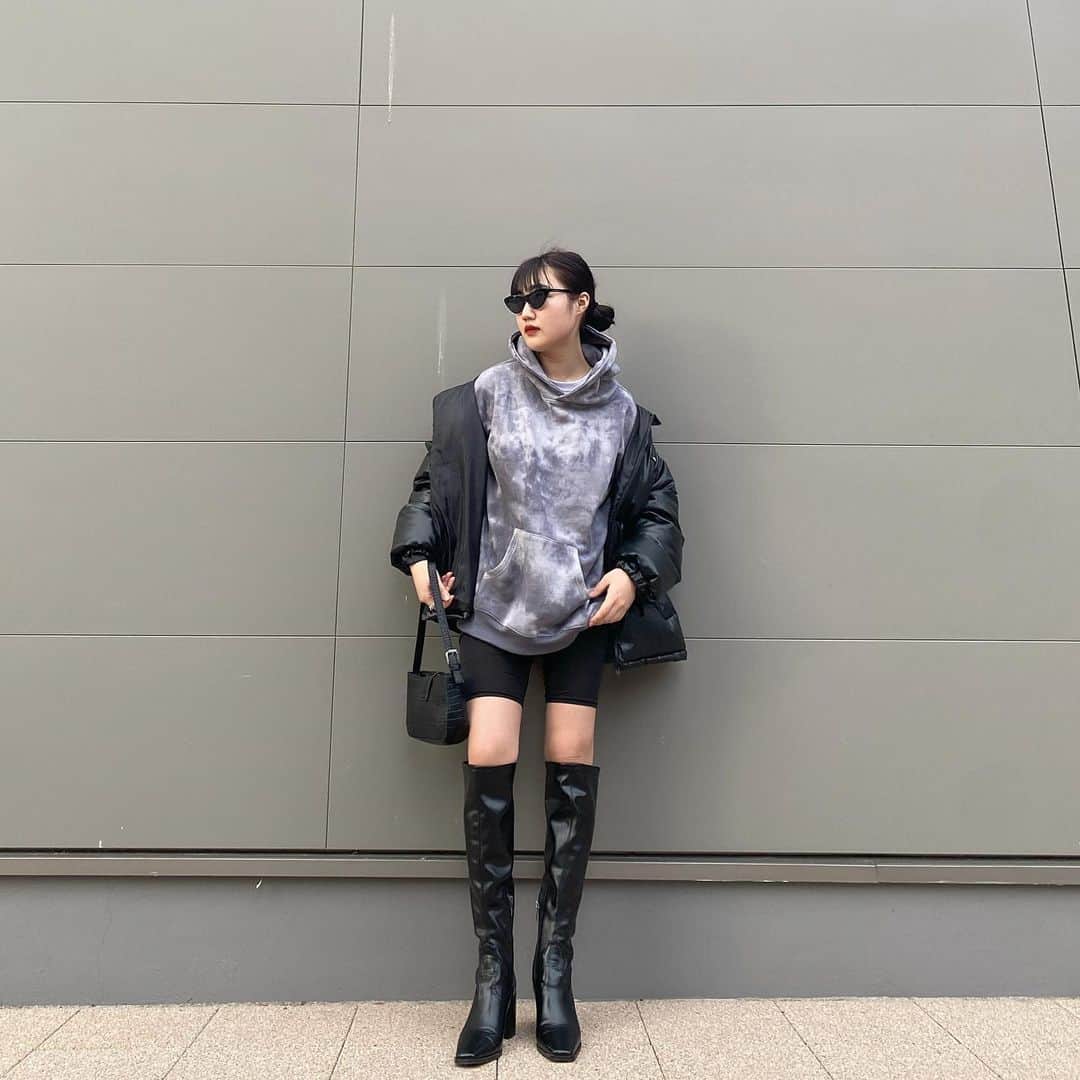 河崎みーなのインスタグラム：「可愛いパーカーとブーツは @shaggie_official のだよ🖤  今日23時59までzozotownで¥1,000オフクーポン配布してるみたい✔️ . .」