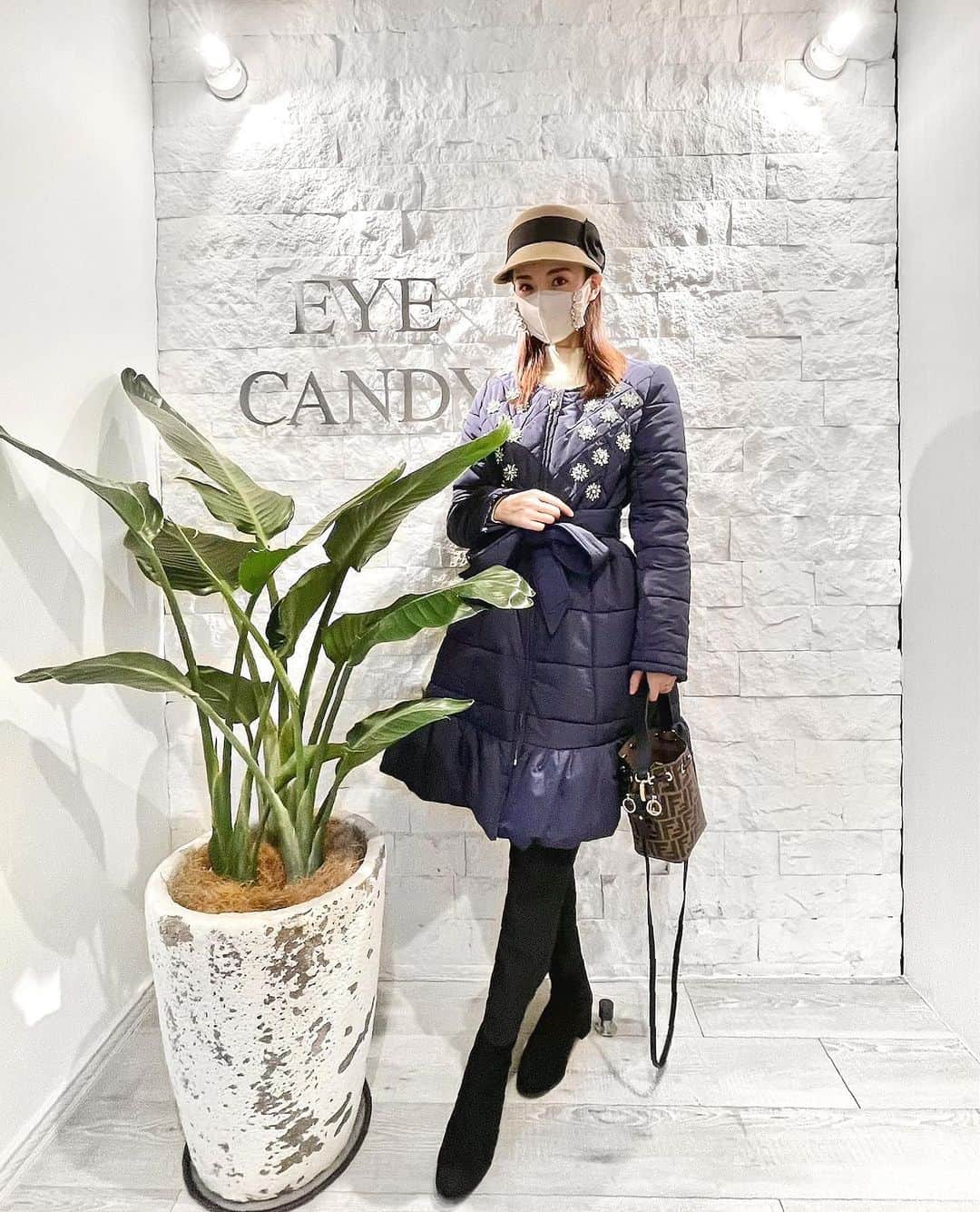 瀬戸早妃のインスタグラム：「今日は @eyecandy_omotesando にてマスクを外さないマツエク施術をして頂きました♬︎ ここのお気に入りのグードラッシュは軽くてまつ毛の負担が少なくとっても長持ちするのでおすすめです💜 . 2枚目のBefore Afterが衝撃…😳 まつ毛だけでこんなにも華やかな印象に。 それにしても別人(笑) いつもeye candy様のまつ毛に助けられております💜 . 👀Design👀 ・グードラッシュ ・Ｃカール ・180本 ・目頭9mm~黒目から目尻にかけて全て12mm . 前回に引き続き、今回も担当は鶴岡さん💆🏻‍♀️ どうもありがとうございました💜 . #eyecandy #まつ毛エクステ #美容 #eyemakeup #eyelash #eyelashextensions #表参道サロン」