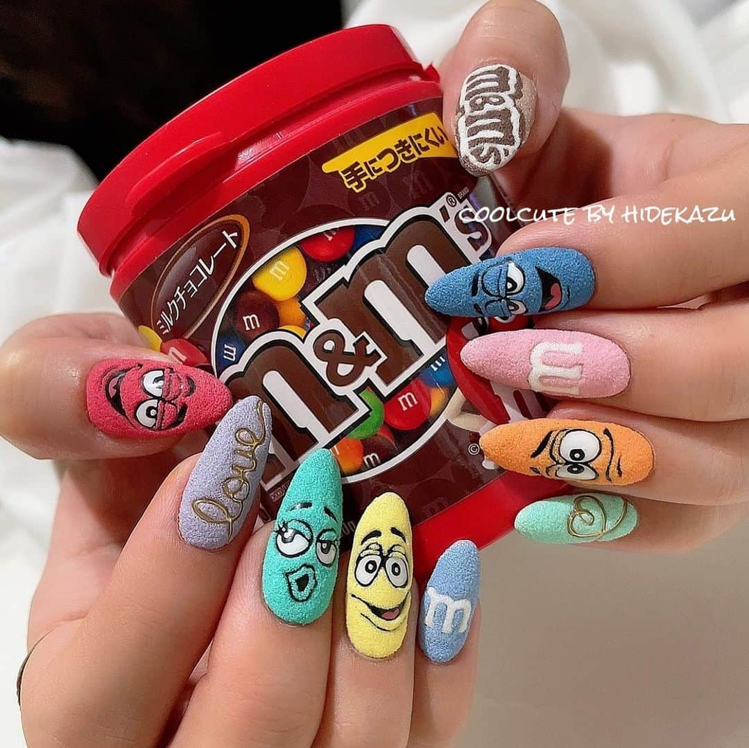 _hidekazu_さんのインスタグラム写真 - (_hidekazu_Instagram)「M&M'sボア☆ ・ ボアなエムアンドエムズネイル💅🏼 POP撮影Ver.もめちゃくちゃ可愛い🥴 ・ まもなく近日中にオンラインサロン2期生の追加受付をスタート致します。 出遅れずしっかりご入会したい方はぜひ入会ページの「募集再開メールに登録する」に登録しておいてください！ 受付開始と同時に優先的にご連絡が行きます！ ・ https://lounge.dmm.com/detail/3247/  プロフィールのURLからもご入会サイトに飛べます！ ・ ・ ・ ◇ボアパウダー販売店 @raygel.nail_official  @jein_apre  ・ ◇ネイル動画 @miroom_nail  ・ ・ ・ ・ ネイル、レッスンのご予約お問い合わせはこちらから⬇️ プライベートサロンCoolCute 中目黒駅徒歩２分  ご予約はLINEより LINE 🆔→「@ghu9662h」  もしくはプロフィールの「メール」よりお問い合わせください。 ・ ・ ・ #オシャレ#ファッション#キャラクターネイル#チョコネイル#可愛い#大人可愛い#かっこかわいい#coolcute#ネイルサロン#かわいい#hidekazu#ネイル#ネイルアート#ネイルデザイン#ジェルネイル#ジェルアート#ボアネイル#バレンタイン#エムアンドエムズネイル#エムアンドエムズ#バレンタインネイル#nail#nails#nailart#nailartist#gelnail#naildesign#Valentinenail#Valentinenails#chocolate」1月24日 18時23分 - _hidekazu_