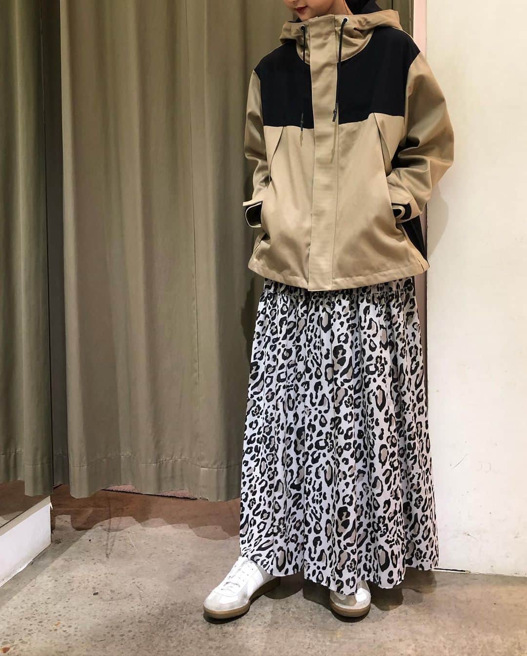 GATHER yamatoさんのインスタグラム写真 - (GATHER yamatoInstagram)「ヒョウ🐆柄と カラーブロック。 エレガントに仕上がるところを あえてエッジの効いたカジュアルに。 裾はフレアになっており、 後ろからも全方位カッコいい。  スカートはティアード。 ドレッシーよりカジュアルに 振った方がいい感じ👍  _________________________ #munich2021ss ・切り替えブルゾン ￥31,900 ・ヒョウ柄スカート ￥23,100 全て #munich #まめっちカジュアル  #まめっちコーディネート #佐賀　#佐賀大和 #gather  全て税込です。」1月24日 18時24分 - gather_select