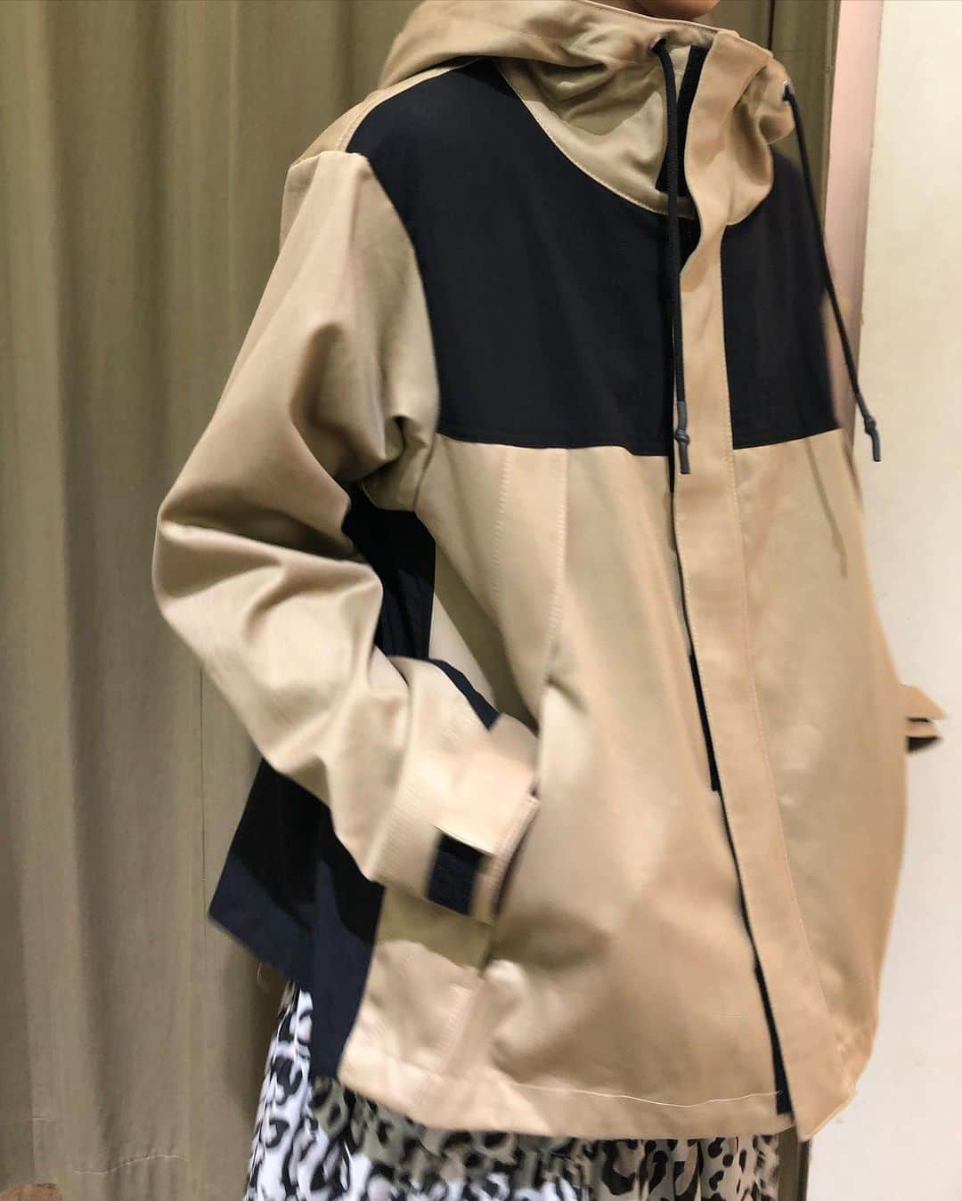 GATHER yamatoさんのインスタグラム写真 - (GATHER yamatoInstagram)「ヒョウ🐆柄と カラーブロック。 エレガントに仕上がるところを あえてエッジの効いたカジュアルに。 裾はフレアになっており、 後ろからも全方位カッコいい。  スカートはティアード。 ドレッシーよりカジュアルに 振った方がいい感じ👍  _________________________ #munich2021ss ・切り替えブルゾン ￥31,900 ・ヒョウ柄スカート ￥23,100 全て #munich #まめっちカジュアル  #まめっちコーディネート #佐賀　#佐賀大和 #gather  全て税込です。」1月24日 18時24分 - gather_select