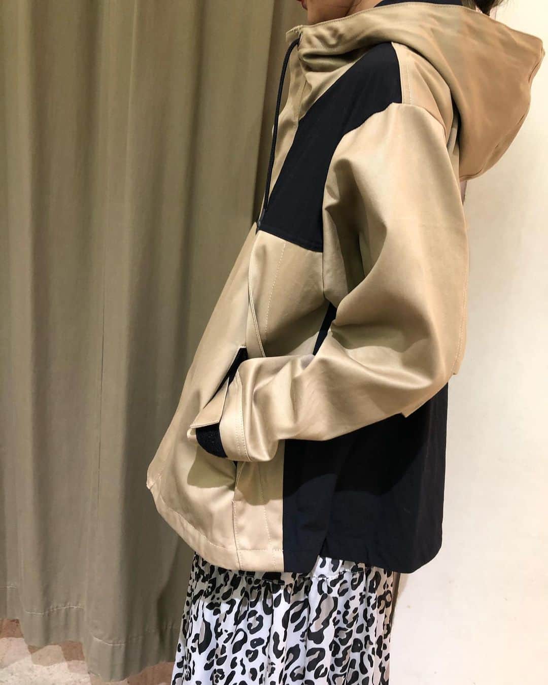 GATHER yamatoさんのインスタグラム写真 - (GATHER yamatoInstagram)「ヒョウ🐆柄と カラーブロック。 エレガントに仕上がるところを あえてエッジの効いたカジュアルに。 裾はフレアになっており、 後ろからも全方位カッコいい。  スカートはティアード。 ドレッシーよりカジュアルに 振った方がいい感じ👍  _________________________ #munich2021ss ・切り替えブルゾン ￥31,900 ・ヒョウ柄スカート ￥23,100 全て #munich #まめっちカジュアル  #まめっちコーディネート #佐賀　#佐賀大和 #gather  全て税込です。」1月24日 18時24分 - gather_select