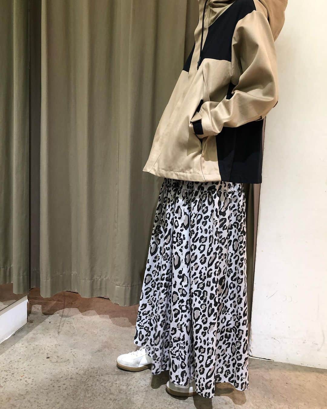 GATHER yamatoのインスタグラム：「ヒョウ🐆柄と カラーブロック。 エレガントに仕上がるところを あえてエッジの効いたカジュアルに。 裾はフレアになっており、 後ろからも全方位カッコいい。  スカートはティアード。 ドレッシーよりカジュアルに 振った方がいい感じ👍  _________________________ #munich2021ss ・切り替えブルゾン ￥31,900 ・ヒョウ柄スカート ￥23,100 全て #munich #まめっちカジュアル  #まめっちコーディネート #佐賀　#佐賀大和 #gather  全て税込です。」