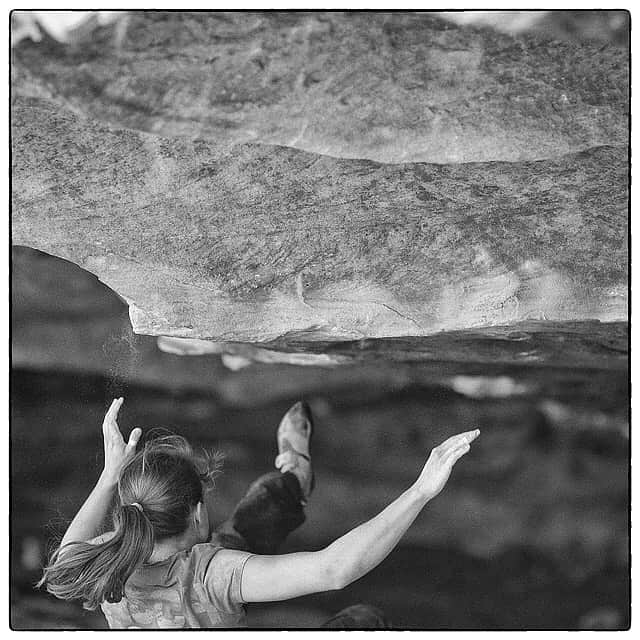 アンナ・シュテールのインスタグラム：「Don‘t let this perfectly shaped sandstone slip out of the hands of our climbing community! Today is the last day to sign the petition and to try and #savethegrampians! Please follow the link in my bio, sign the petition AND send an email to parkplan@parks.vic.gov.au • For further info you can visit verticallifemag.com.au  and read the article about ‚the future of climbing in gariwerd/grampians‘. • Pic by Fichtl @squadraholds from an amazing trip to the Grampians back in 2012.」
