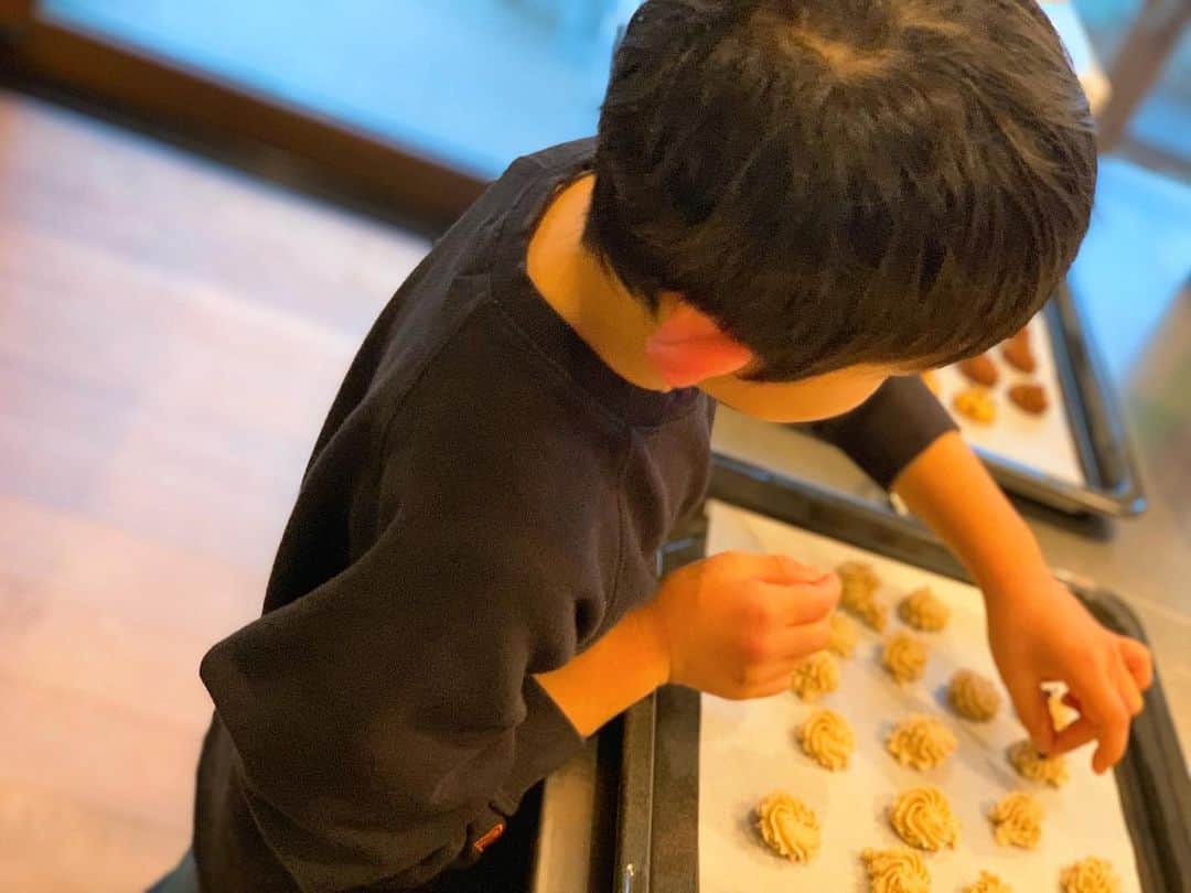 長谷川理恵さんのインスタグラム写真 - (長谷川理恵Instagram)「この週末は、息子からのリクエストがあり、一緒にヴィーガンクッキーを焼きました。クッキー作りが趣味という乙女な一面もあります☺️ そして、クッキーを焼いている間、部屋中に漂う甘〜い香りに幸せホルモンがバンバン出ました💓お外は雨でとても寒かったので、家の中で良い時間を過ごせました。 仕上がりはサクサクで最高の出来に😆‼️師匠 @haruo_okada_halcafe229  のレシピを忠実に。たくさん焼けたので、カンカンに詰めてしばらくおやつは手作りクッキーになりそうです🍪  #親子スイーツ作り #ヴィーガンスイーツ  #ヴィーガンクッキー #お家時間 #鎌倉ライフ #お菓子作り #ヴィーガンパティシエ  #アレルギー対応おやつ  #lifestyle  #長谷川理恵」1月24日 18時18分 - rie_hasegawa