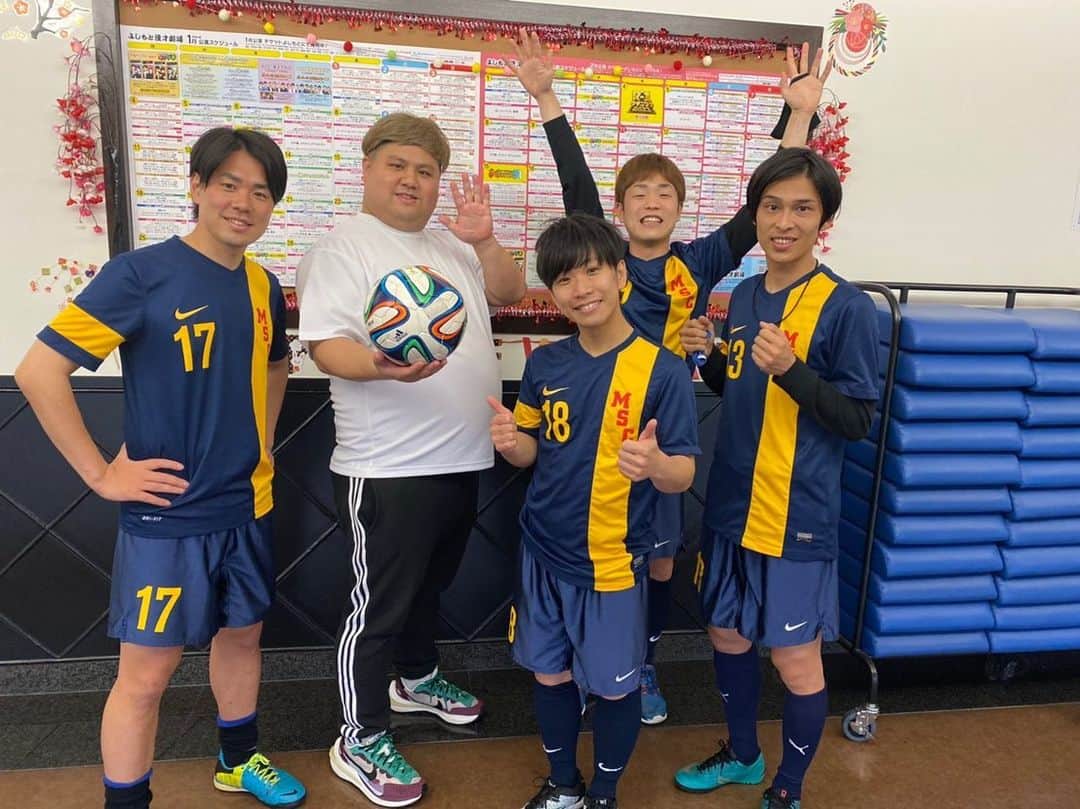 池田真一のインスタグラム：「本日でよしもと漫才劇場オープニングアクトサッカー芸人卒業させて頂きました！ サッカー芸人のみんなからプレゼント頂きました！ NIKEのアウターめちゃくちゃかっこいい！！みんなありがとうなー！ これで漫才劇場のオープニングアクト全て卒業しました！ 本当にお世話になりました！」