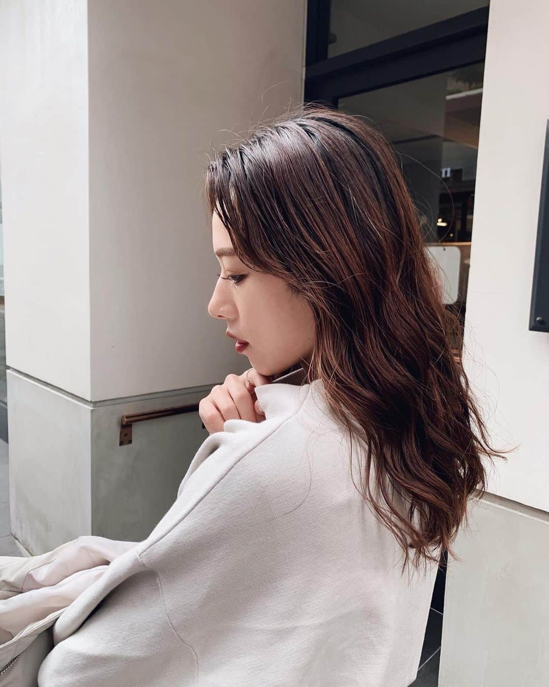 上地雅弥 MURUAさんのインスタグラム写真 - (上地雅弥 MURUAInstagram)「前髪が伸びてきて、良い感じに馴染んでくれるようになった🥺 朝はスピードが命だから、扱いやすい髪になってから本当楽ちん🥺 . 最近スタイリング方法やスタイリング剤について聞いていただけるので、IGTV上げてみたいなぁ。。と思っています💭 . .」1月24日 18時23分 - miyabi_408