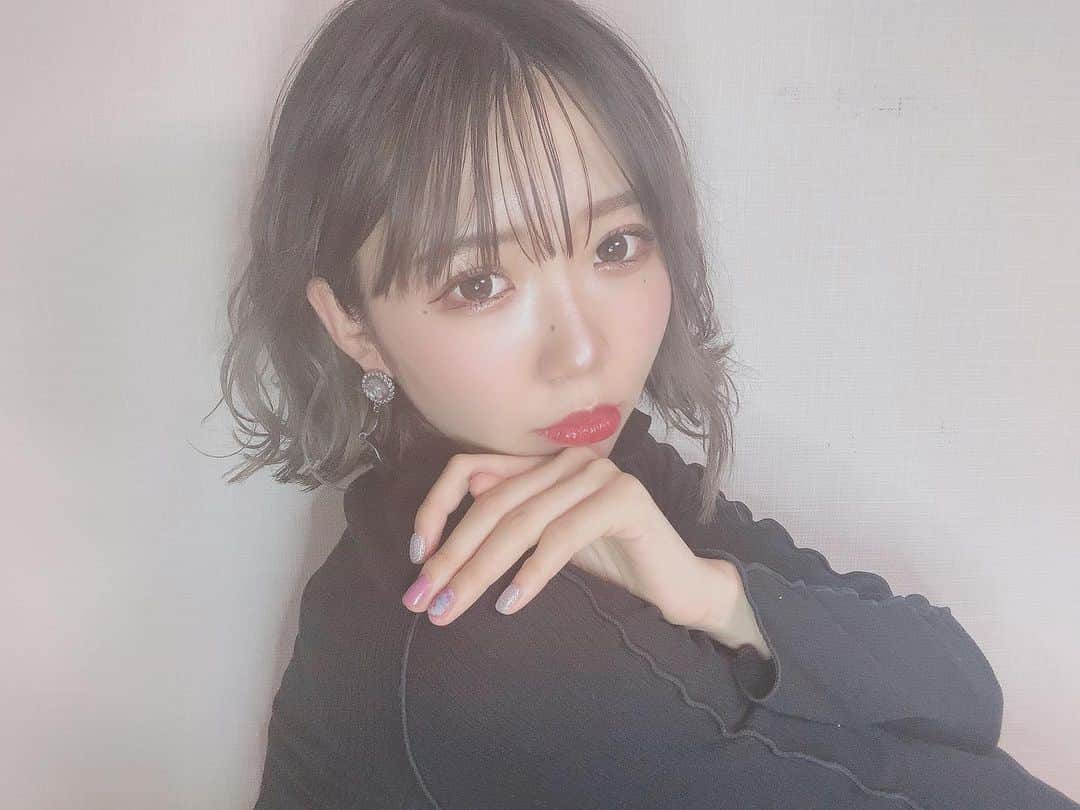 桑名利瑠のインスタグラム：「. . . 🖤🖤🖤 コメント返信します！！ 質問などあれば、コメント欄に🐾 . . . #followｍe #followforfollowback #selfie #l4l #makeup #make #instafashion #instalike #instadaily #ショートボブ #hairstyle #コメント大歓迎 #コメント返し #アイドル #photooftheday #photo #outfit」