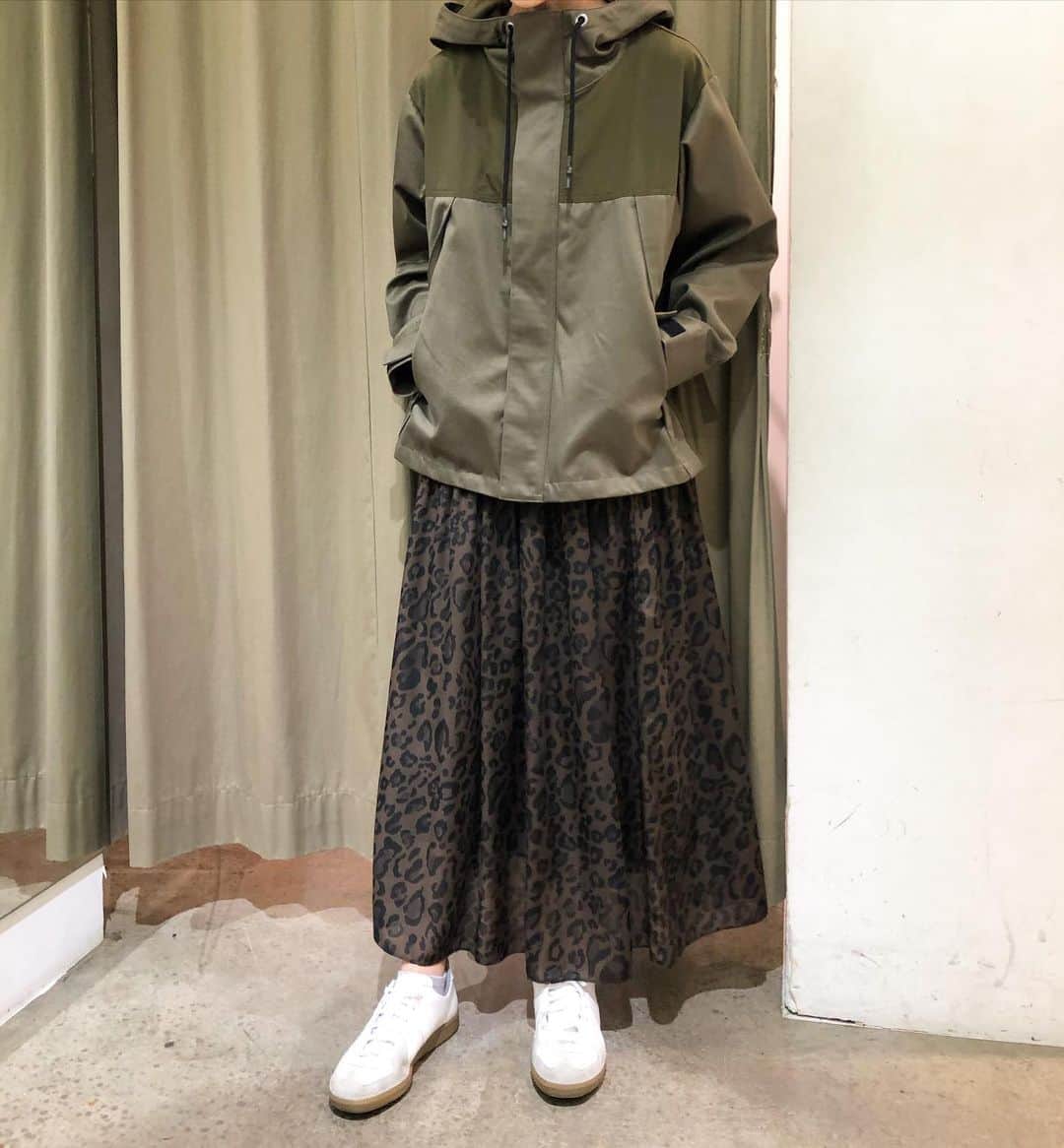 GATHER yamatoのインスタグラム：「ヒョウ🐆柄と カラーブロック。先述のポストの色違い。 ワントーンでグッとシックに。 エレガントに仕上がるところを あえてエッジの効いたカジュアルに。 裾はフレアになっており、 後ろからも全方位カッコいい。  スカートはティアード。 ドレッシーよりカジュアルに 振った方がいい感じ👍  _________________________ #munich2021ss ・切り替えブルゾン ￥31,900 ・ヒョウ柄スカート ￥23,100 全て #munich #まめっちカジュアル  #まめっちコーディネート #佐賀　#佐賀大和 #gather  全て税込です。」