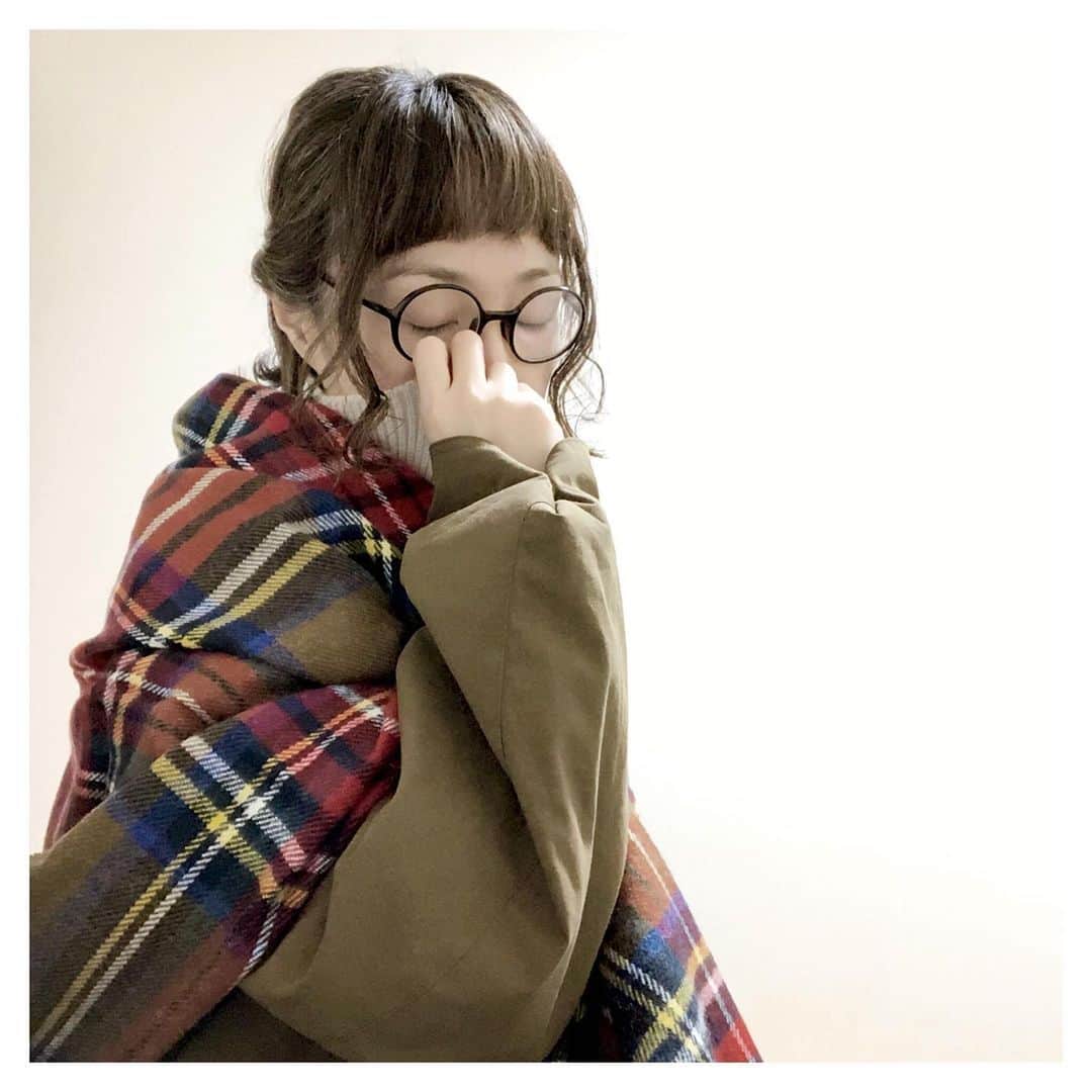 こはるさんのインスタグラム写真 - (こはるInstagram)「・ ・ むふふ。 珍しいブラウンチェックのストール。 ・ こちら、1/26 10時〜楽天買いまわりで半額以下の送料無料＋割引クーポンでてますよん💗 ・ どんだけ安いの？ほえ？ ・ ・ ・ ・ #instafashion #fashion #me #着画 #stole : #haptic ⏫ #楽天roomに載せてます  #今日のん #今日の服 #今日の寄り #色味がわかるように #いつもより多めに寄ってまつ #多めに寄るってなにー #roomインフルエンサー #pr ・」1月24日 18時27分 - cohalu333