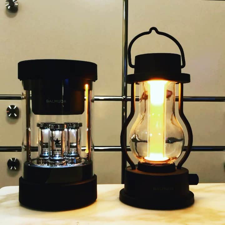 のインスタグラム：「バルミューダのスピーカーとLEDランタン  スピーカーは360度広がり立体感があって抜けもいい。各楽器の存在感もしっかりしていてこれまたボーカルが聴きやすい！  LEDランタンはロウソクのように揺らぐ暖色灯りから読書灯に十分な温白色の灯りまで細かく設定できる  ほんま家電がどんどんバルミューダ製品に侵されていってる  #バルミューダ」