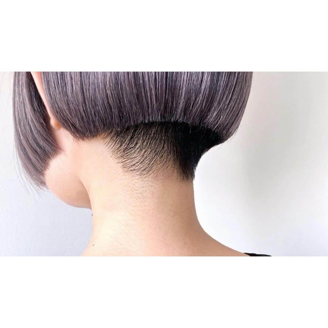 veticaのインスタグラム：「▼ vetica guest hair▼  ラベンダーを混ぜたシルバー✳︎ 刈り上げミニボブと合わせて、とことんクールに🌿  hair鹿山瑶子 @shikaaa____   #vetica #tokyo #harajuku #ladies #beauty #hair #cut #color」