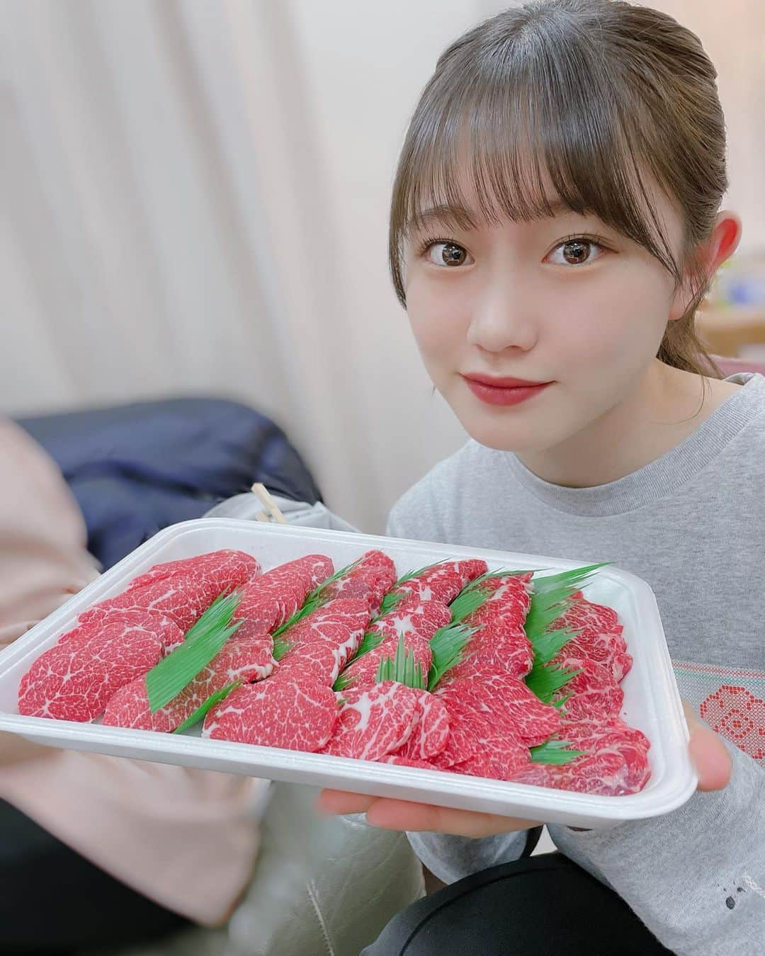 小野田紗栞のインスタグラム：「🐮 熊本でハロコンがありました！ 大好きな馬刺し！！！ 美味しすぎたあ🤤  #tsubaki_factory #つばきファクトリー#小野田紗栞#熊本#ハロコン#馬刺し#ポニーテール#アイドル#idol#follow#followｍe」