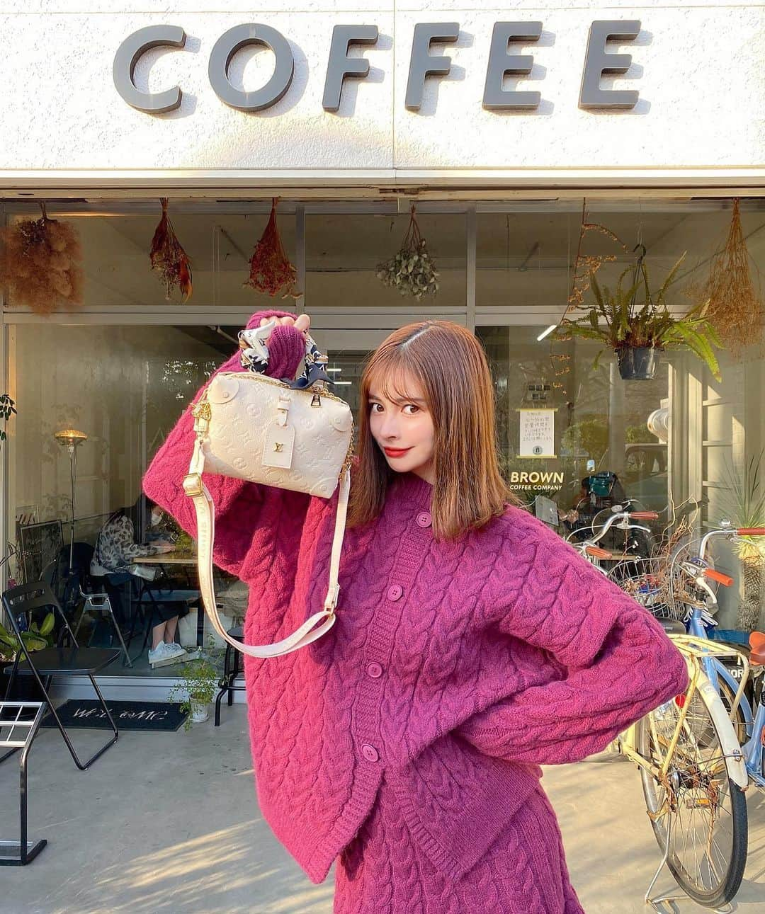 得あゆさんのインスタグラム写真 - (得あゆInstagram)「お茶する？？？☕️🍵🍠🍠🍠 ポーズのクセ強い。 #ジョジョ立ち ・ ・ ・ ・ ・ ・ ・ ・ ・ ・ ・ #冬コーデ#ニットコーデ#冬服#セットアップ#カーディガン#スカート#紫#パープル#お洒落#赤リップ#インスタ映え#カメラ女子#撮影#モデル#バッグ#デート#大人可愛い#大人カジュアル#オトナ女子#ルイヴィトン#カフェ巡り#コーヒ#ジョジョの奇妙な冒険#ジョジョ#date#setup#knit#purple#louisvuittonbag」1月24日 18時41分 - tokuayu819