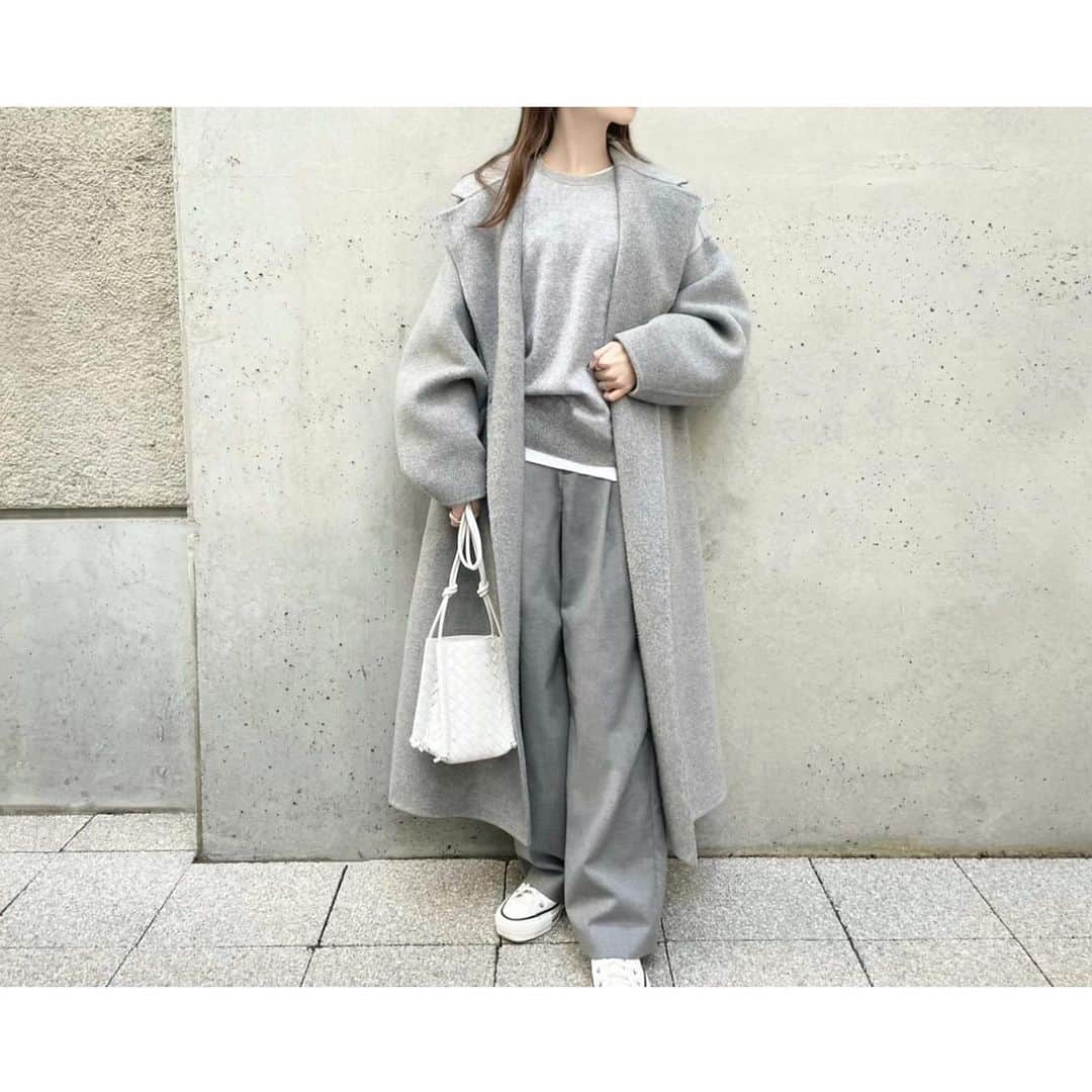 kumiのインスタグラム：「all gray🐭 code.  coat #hyke knit #uniqlo mens pants #unitedarrows  shoes #converse  bag #bottegaveneta」