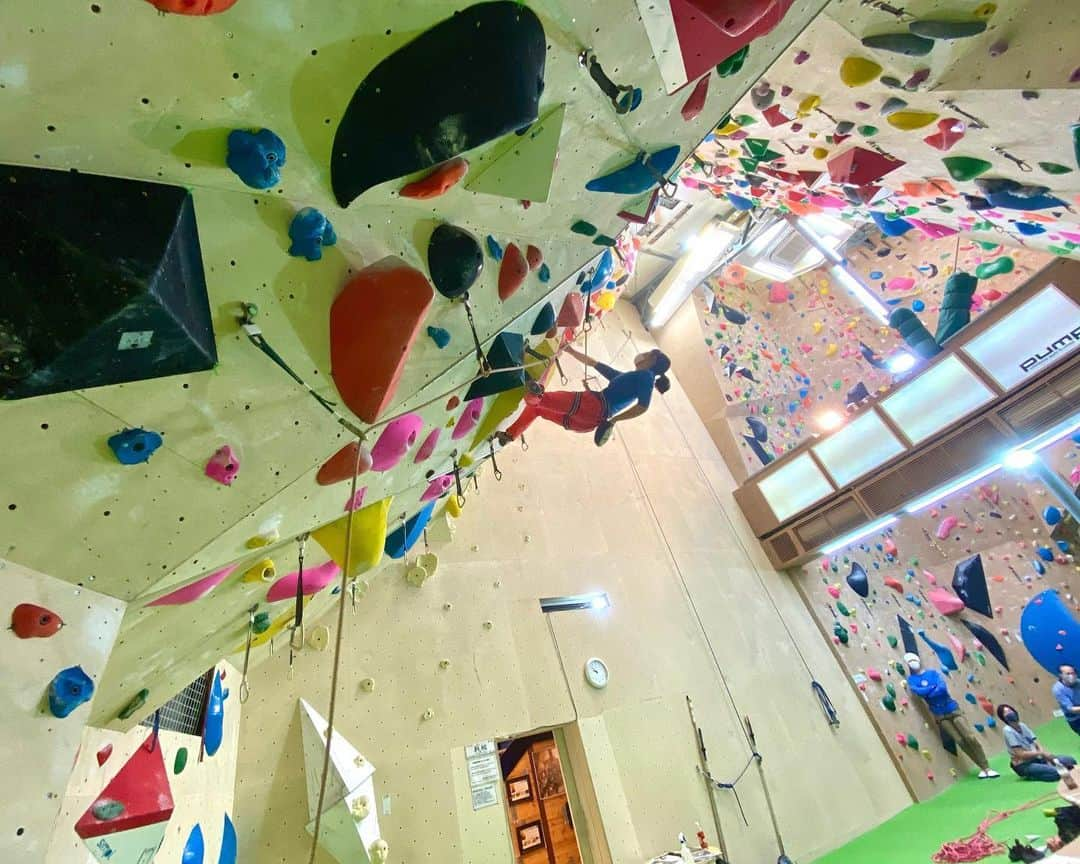 尾上彩さんのインスタグラム写真 - (尾上彩Instagram)「Lead climbing at @pump1_kawaguchi 🧗🏻‍♀️💘 ・ 二週連続でリード！ 少しずつペース思い出してきて楽しい🤩 そして古巣はやっぱり落ち着く😌 ・ @patagoniajp @patagonia_climb #climbing #bouldering #climblikeagirl #クライミング #ボルダリング」1月24日 18時42分 - aya_onoe