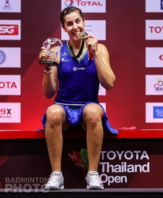 キャロリーナ・マリンのインスタグラム：「Esto es increíble 🙈 Trabajo en equipo ➡️🥇 Gracias por estar a mi lado ❤️  This is incredible 🙈 Teamwork ➡️🥇 Thank you for stay by my side ❤️  #PuedoPorquePiensoQuePuedo #ToyotaThailandOpen #CourtsAreCalling」