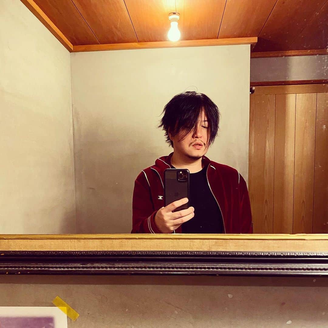 渋谷慶一郎のインスタグラム：「しばらくスタジオにこもっていたから、ひさびさに出かけるとマスクを外せる場所がほとんどないことに驚く。このことが目や耳、つまりアートや音楽の感じかたにも与える影響は大きいだろうな。そして違和感は消えない。 I've been cooped up in the studio for a while, so when I go out for the first time in a while, I'm surprised to find that there's hardly any place I can take off my mask. I guess this has a big impact on eyes and ears, and therefore on my perception of art and music. And the sense of discomfort never goes away.」