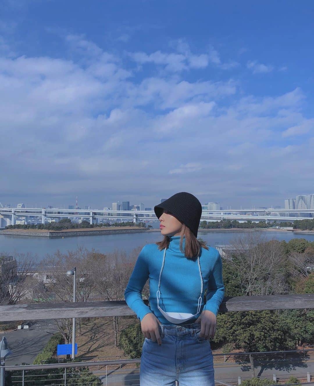honoka のインスタグラム：「OPENRECでドライブ企画撮影した日の写真 小見山さんと佐々木さんとお台場まで ドライブしてるので是非みてね🙋🏻‍♀️笑 車の免許とりたいなー  あと。年末にマスクビーズぶちまけたから新しいやつ買ったよ❤️」