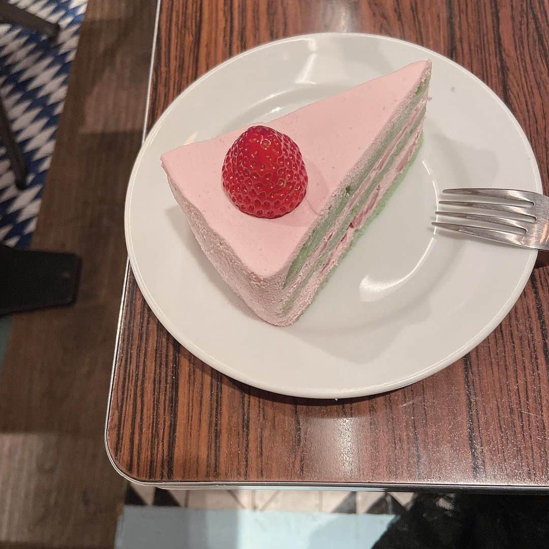 sarimaru(国木田さりまる)のインスタグラム：「しょっぱい物の方が好きだけど ショートケーキは特別~🍰♡」