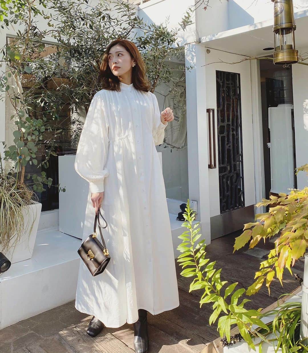 石黒美帆のインスタグラム：「*﻿ 先日のコーデ。﻿ 首元を開けたり、サイドを絞ったり。﻿ 色んな顔を見せてくれるワンピース🕊﻿ @akte_official  ﻿ ﻿ ﻿ ﻿ #fashion#fashionstyle#fashiongram#instafashion#outfit#ootd#dailylook#AKTE#패션#오오티디#ファッション#コーデ#冬服#冬コーデ#冬服コーデ#アクテ#フェラガモ#モノトーンコーデ#シンプルコーデ#白ワンピ」